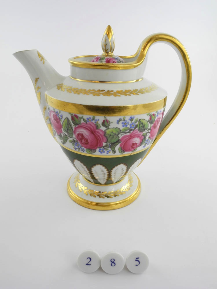 Teekanne Mit Rosenfries (Museum im Schloss Porzellanmanufaktur FÜRSTENBERG CC BY-NC-SA)