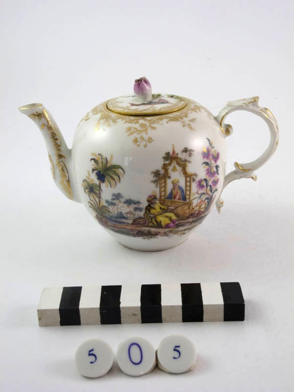 Teekännchen Mit Chinesenmalerei (Museum im Schloss Porzellanmanufaktur FÜRSTENBERG CC BY-NC-SA)