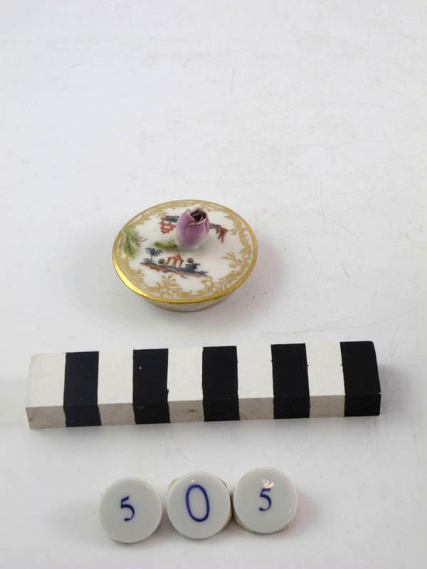 Teekännchen Mit Chinesenmalerei (Deckel) (Museum im Schloss Porzellanmanufaktur FÜRSTENBERG CC BY-NC-SA)