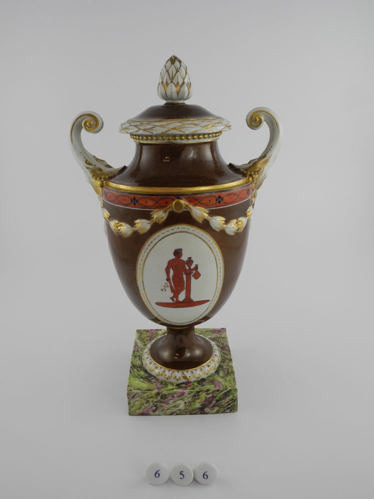 Vase, Modell Rr, Mit Antiker Malerei (Museum im Schloss Porzellanmanufaktur FÜRSTENBERG CC BY-NC-SA)