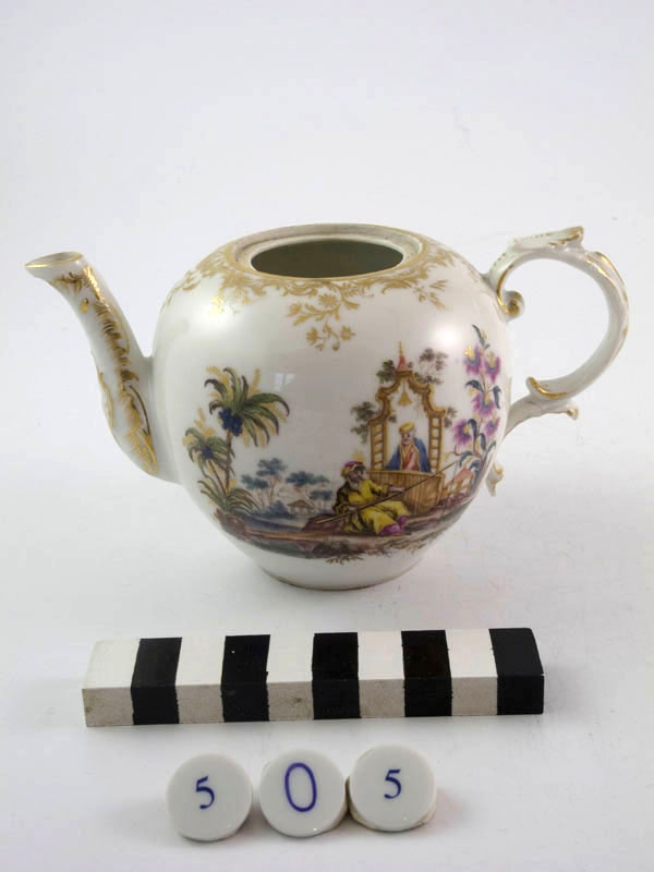 Teekännchen Mit Chinesenmalerei (Korpus) (Museum im Schloss Porzellanmanufaktur FÜRSTENBERG CC BY-NC-SA)