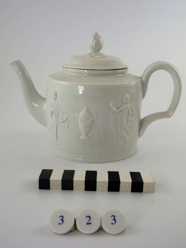 Teekanne Mit Biskuitrelief (Museum im Schloss Porzellanmanufaktur FÜRSTENBERG CC BY-NC-SA)