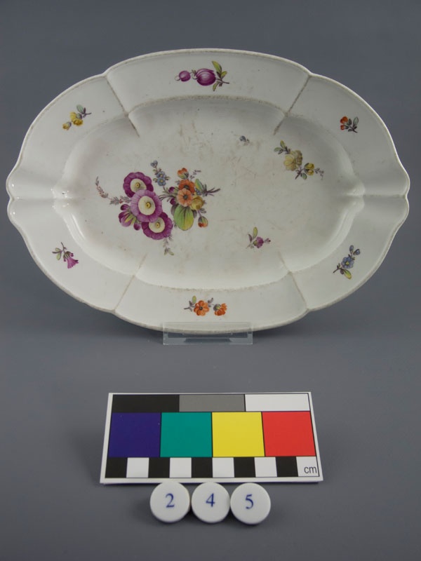 Platte Oval Mit Blumenmalerei (Museum im Schloss Porzellanmanufaktur FÜRSTENBERG CC BY-NC-SA)