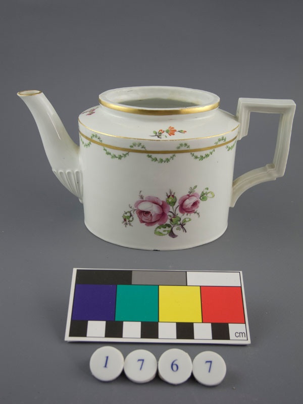 Teekanne Mit Blumenmalerei (Korpus) (Allerleiding-Museum CC BY-NC-SA)