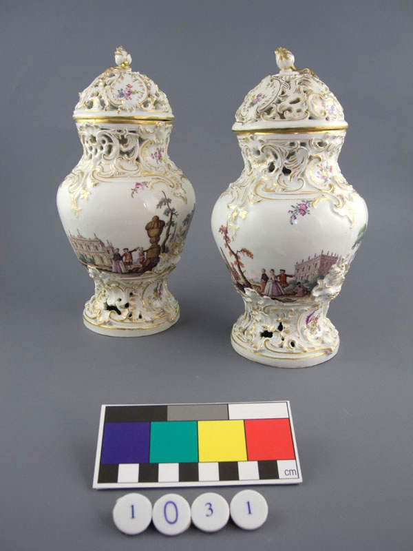 Paar Potpourri-Vasen Mit Figuren- Und Architekturmalerei (Museum im Schloss Porzellanmanufaktur FÜRSTENBERG CC BY-NC-SA)
