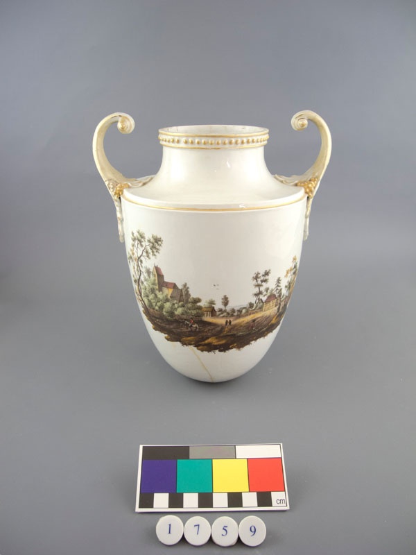 Vase Mit Landschaftsmalerei (Korpus) (Museum im Schloss Porzellanmanufaktur FÜRSTENBERG CC BY-NC-SA)