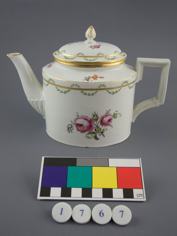 Teekanne Mit Blumenmalerei (Museum im Schloss Porzellanmanufaktur FÜRSTENBERG CC BY-NC-SA)