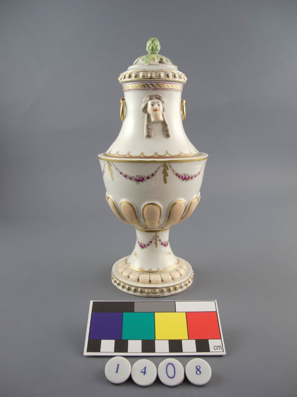 Potpourri-Vase Mit Maskarons (Museum im Schloss Porzellanmanufaktur FÜRSTENBERG CC BY-NC-SA)
