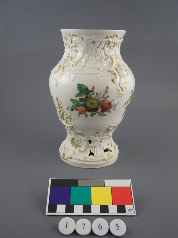 Potpourri Vase (Museum im Schloss Porzellanmanufaktur FÜRSTENBERG CC BY-NC-SA)