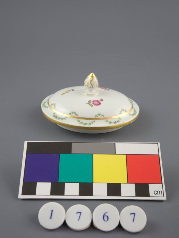 Teekanne Mit Blumenmalerei (Deckel) (Museum im Schloss Porzellanmanufaktur FÜRSTENBERG CC BY-NC-SA)