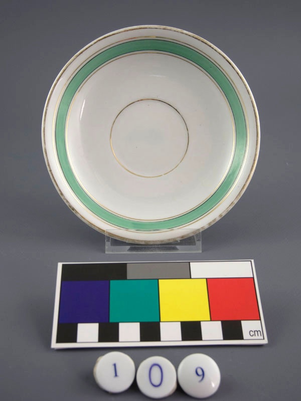 Untertasse Form O Mit Grünem Band Und Medaillon (Untere) (Museum im Schloss Porzellanmanufaktur FÜRSTENBERG CC BY-NC-SA)