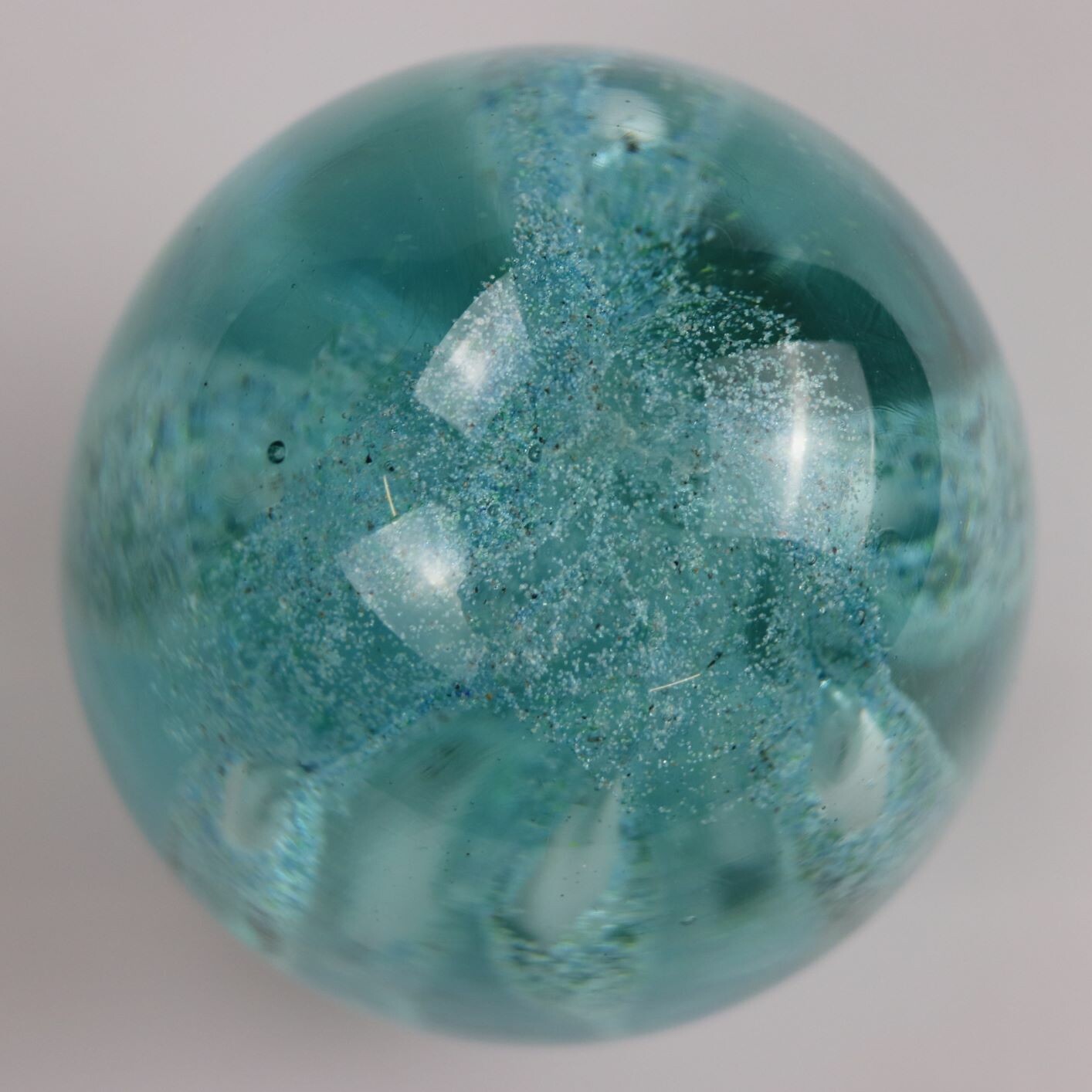 Ovale Glaskugel mit blauem Muster (Kreismuseum Zons CC BY-NC-SA)