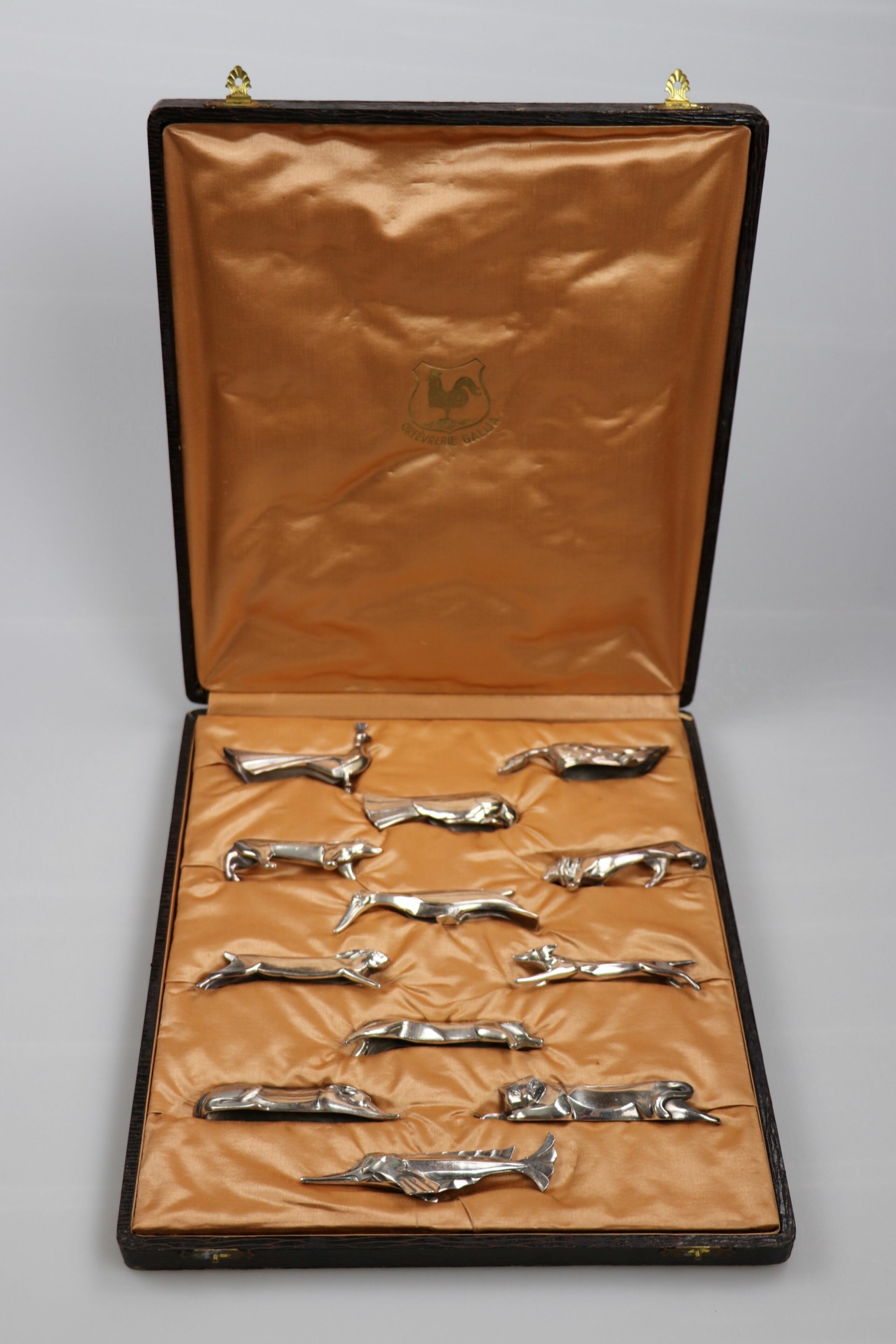Zwölf Messerbänkchen mit verschiedenen Tiermotiven in Originalkassette, Gallia für Christofle, Paris um 1900 (KreisMuseum Zons CC BY-NC-SA)