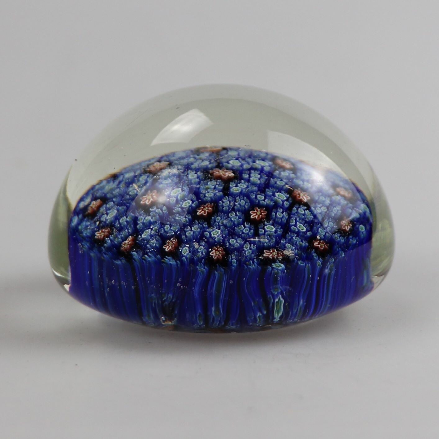 Glaskugel mit blauem Blumenmuster (Kreismuseum Zons CC BY-NC-SA)
