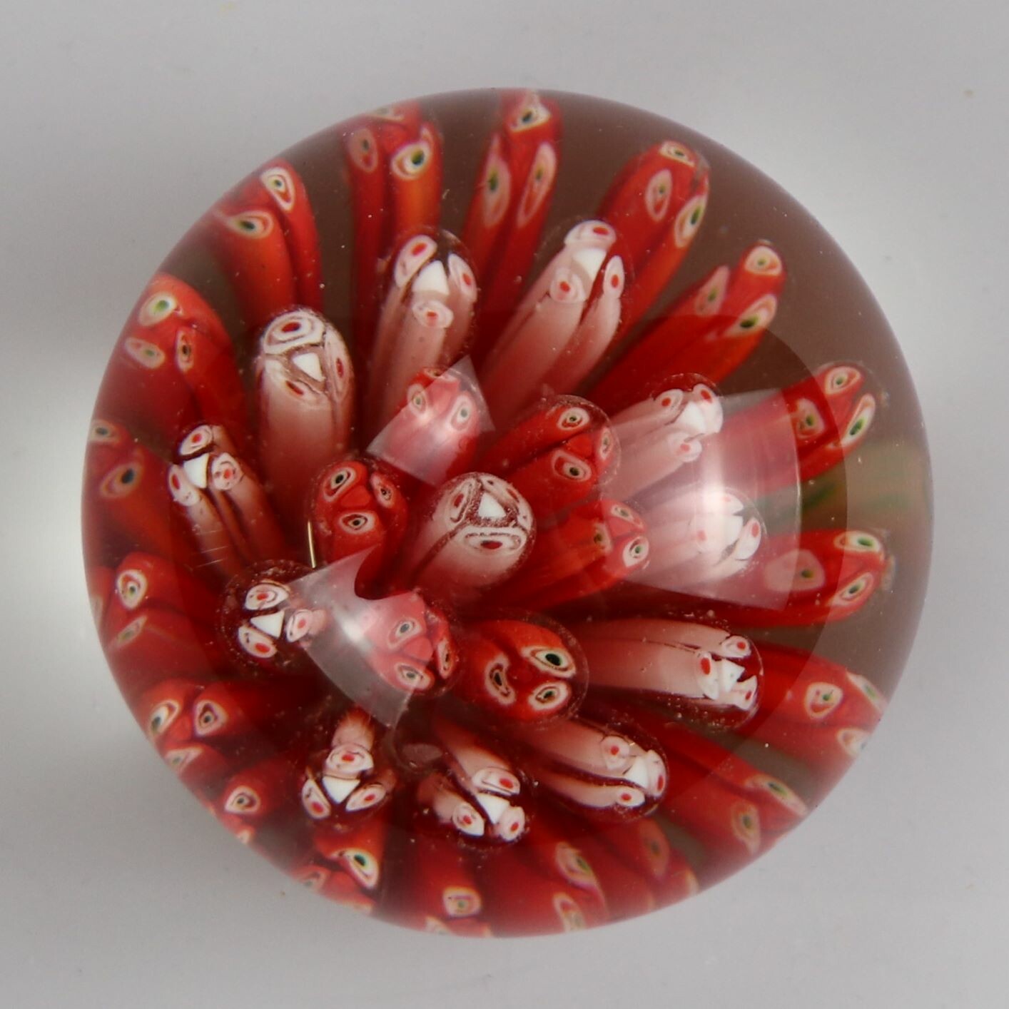 Glaskugel mit rot, weißen Kristallen (Kreismuseum Zons CC BY-NC-SA)