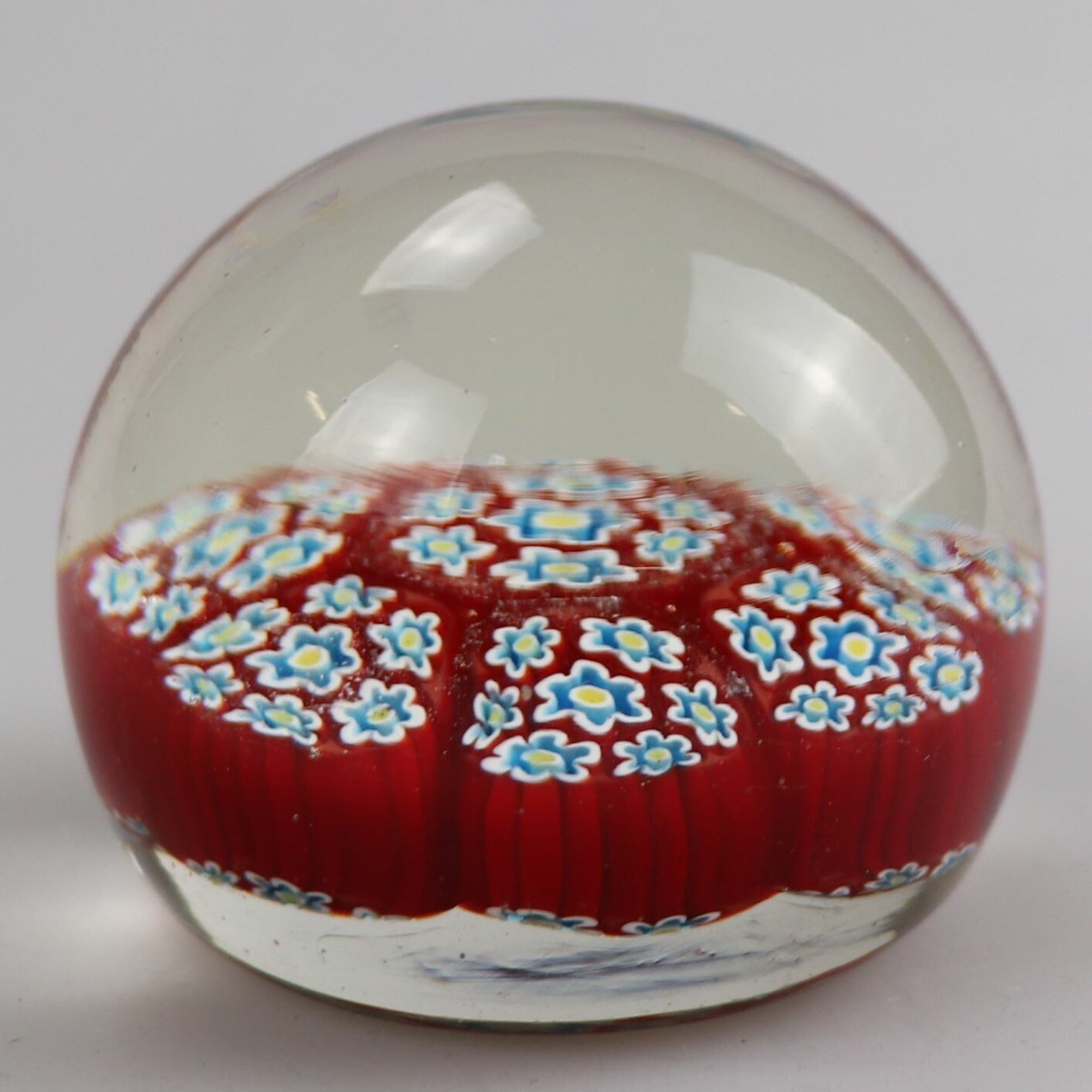 Glaskugel mit roten Millefiori Blumen (Kreismuseum Zons CC BY-NC-SA)