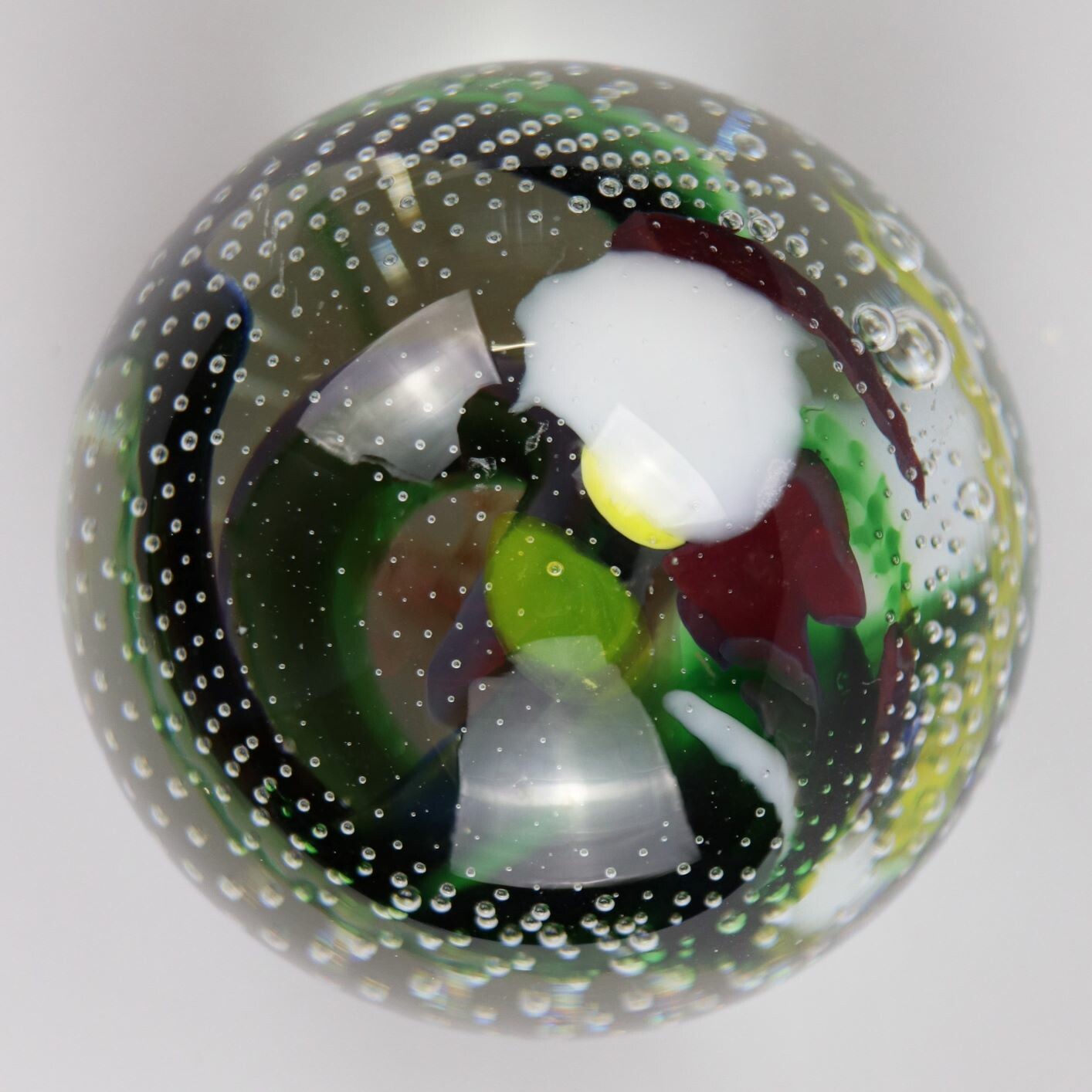 Glaskugel mit grünem Wirbel (Kreismuseum Zons CC BY-NC-SA)