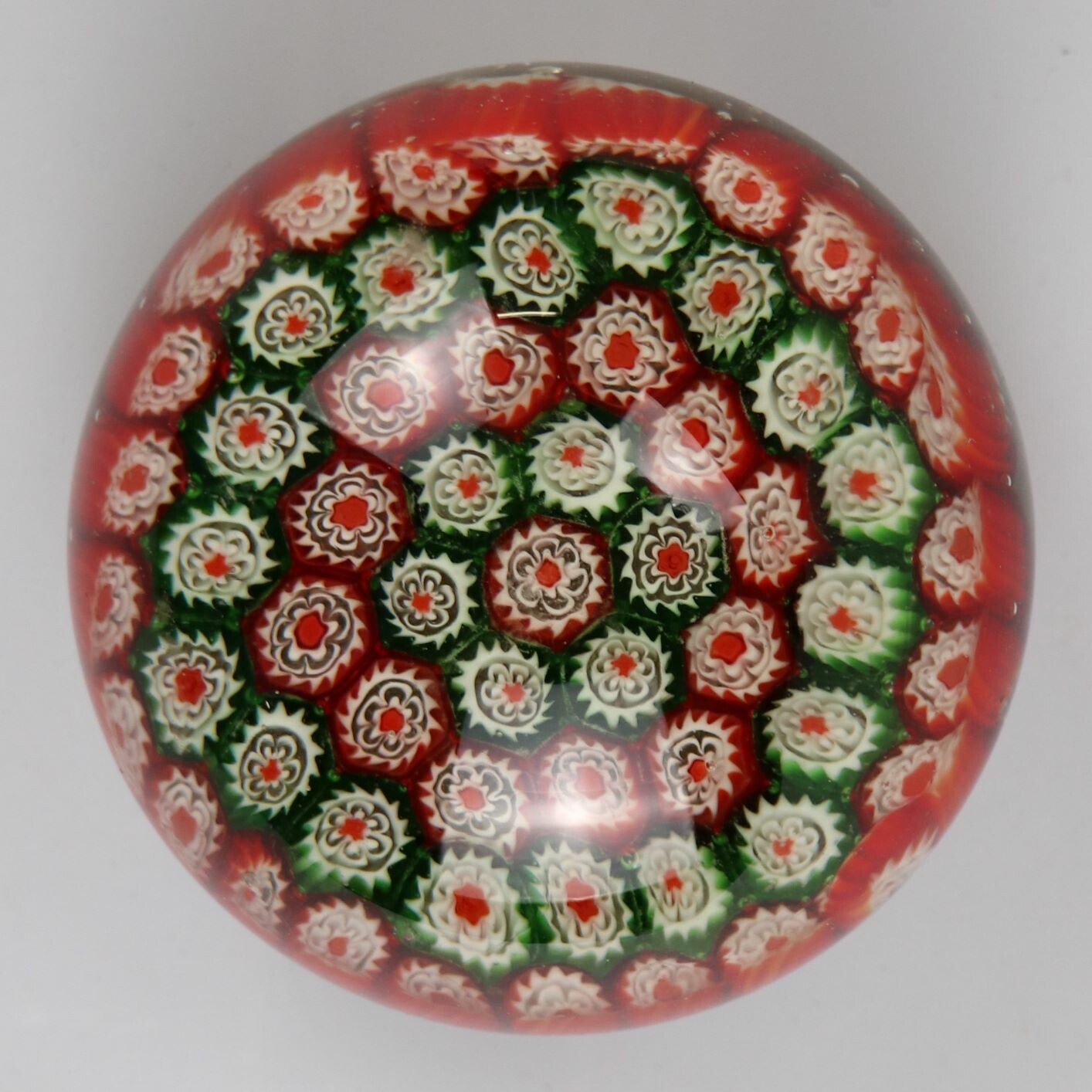 Glaskugel mit grün-roten Blumen (Kreismuseum Zons CC BY-NC-SA)