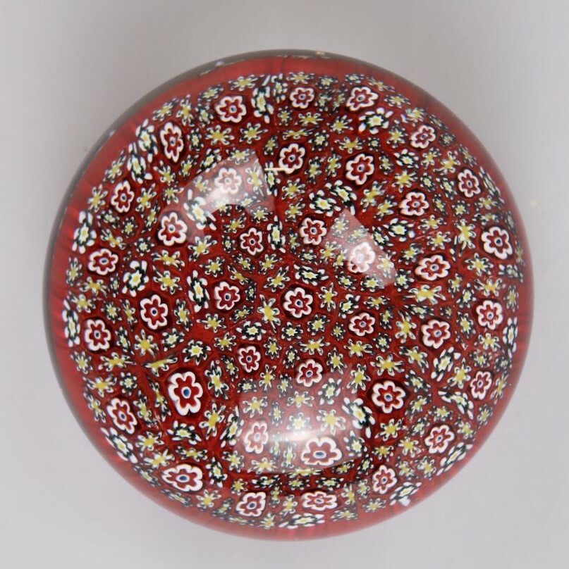 Glaskugel mit rotem Millefiori Muster (Kreismuseum Zons CC BY-NC-SA)