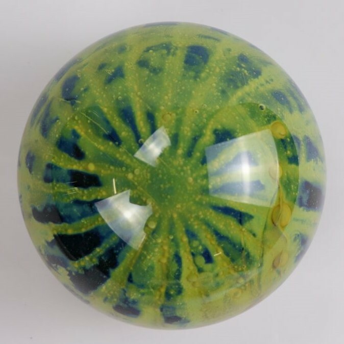 Glaskugel mit Wassermelonen-Optik (Kreismuseum Zons CC BY-NC-SA)