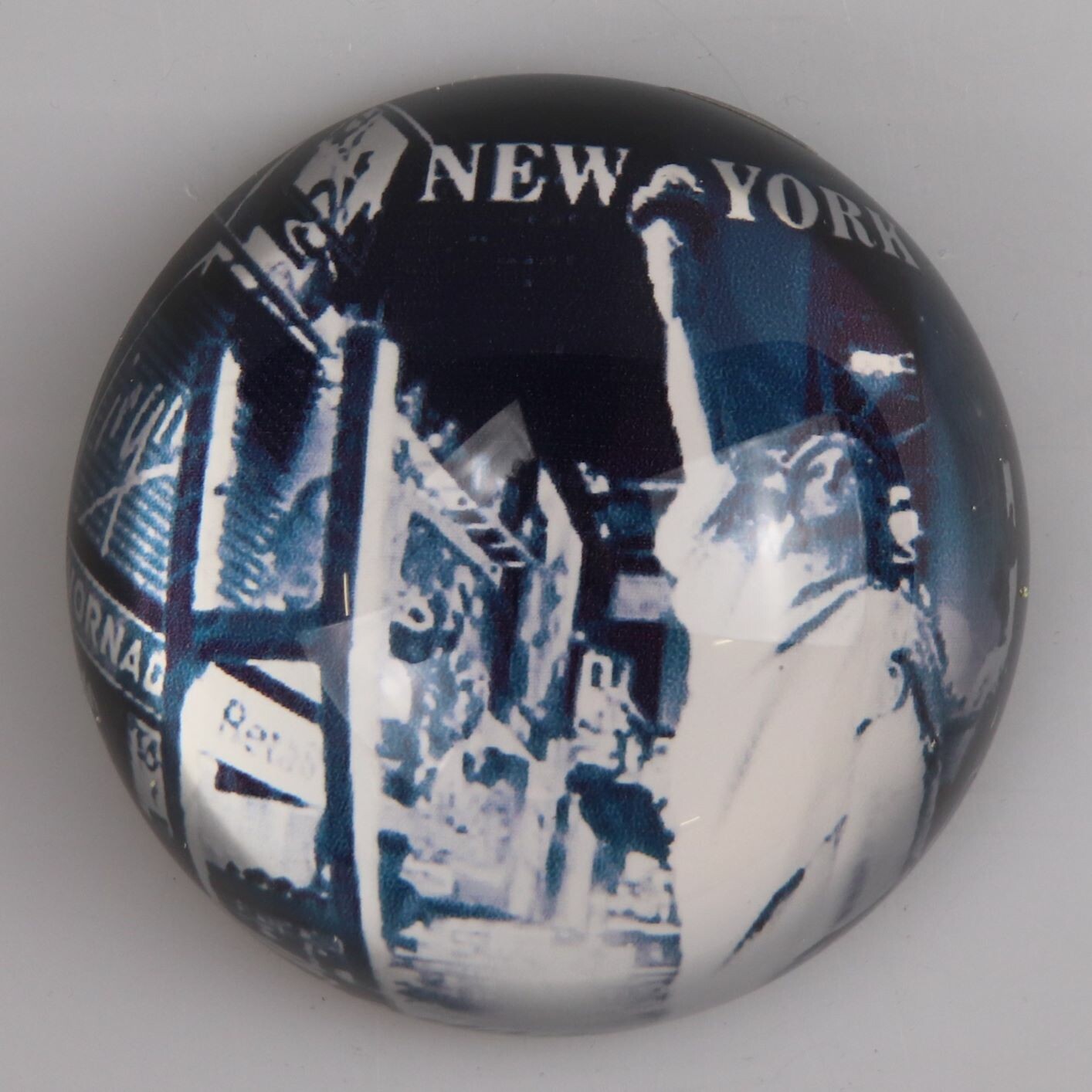 Flache Glaskugel mit New York-Motiv (Kreismuseum Zons CC BY-NC-SA)