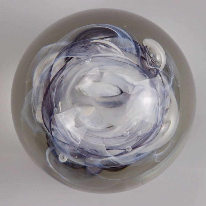 Glaskugel mit lila, weißem Wirbel (Kreismuseum Zons CC BY-NC-SA)