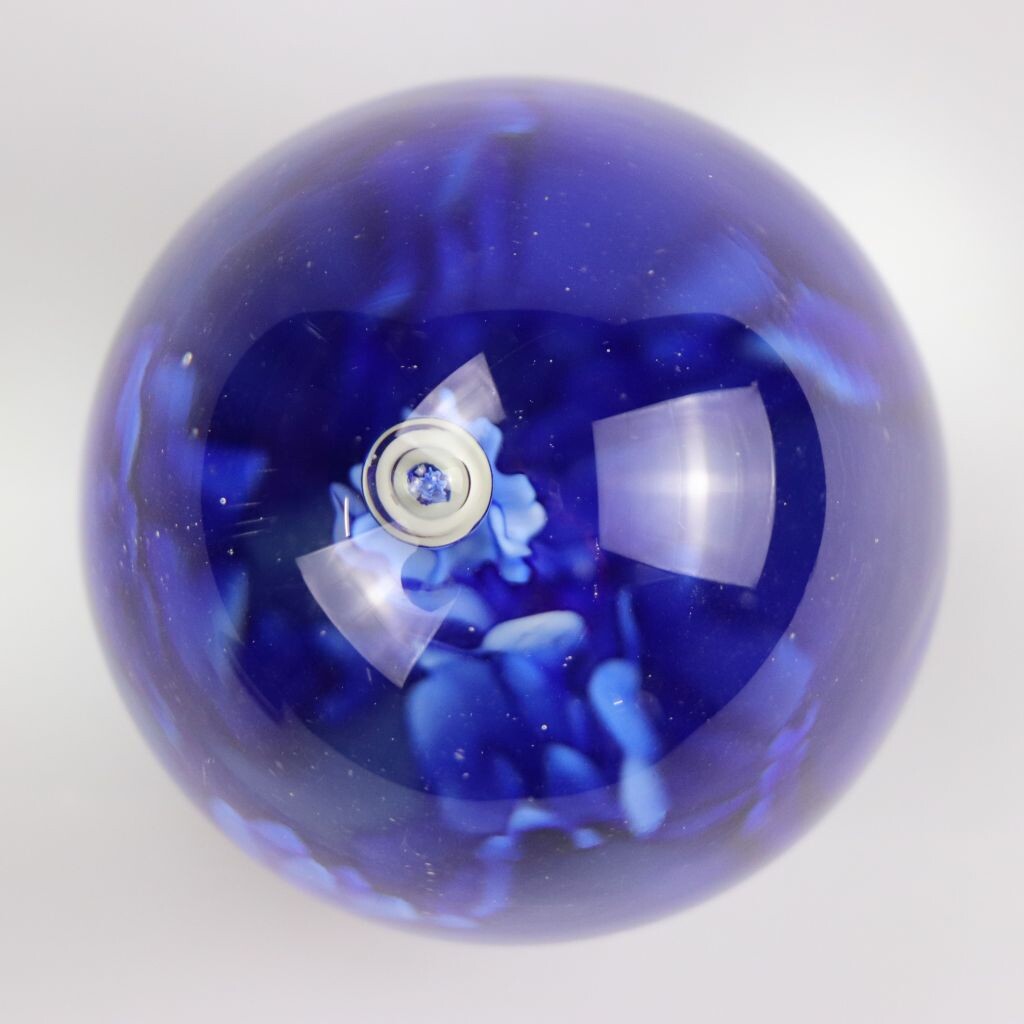 Glaskugel mit blau abstrakten Wassertropfen (Kreismuseum Zons CC BY-NC-SA)