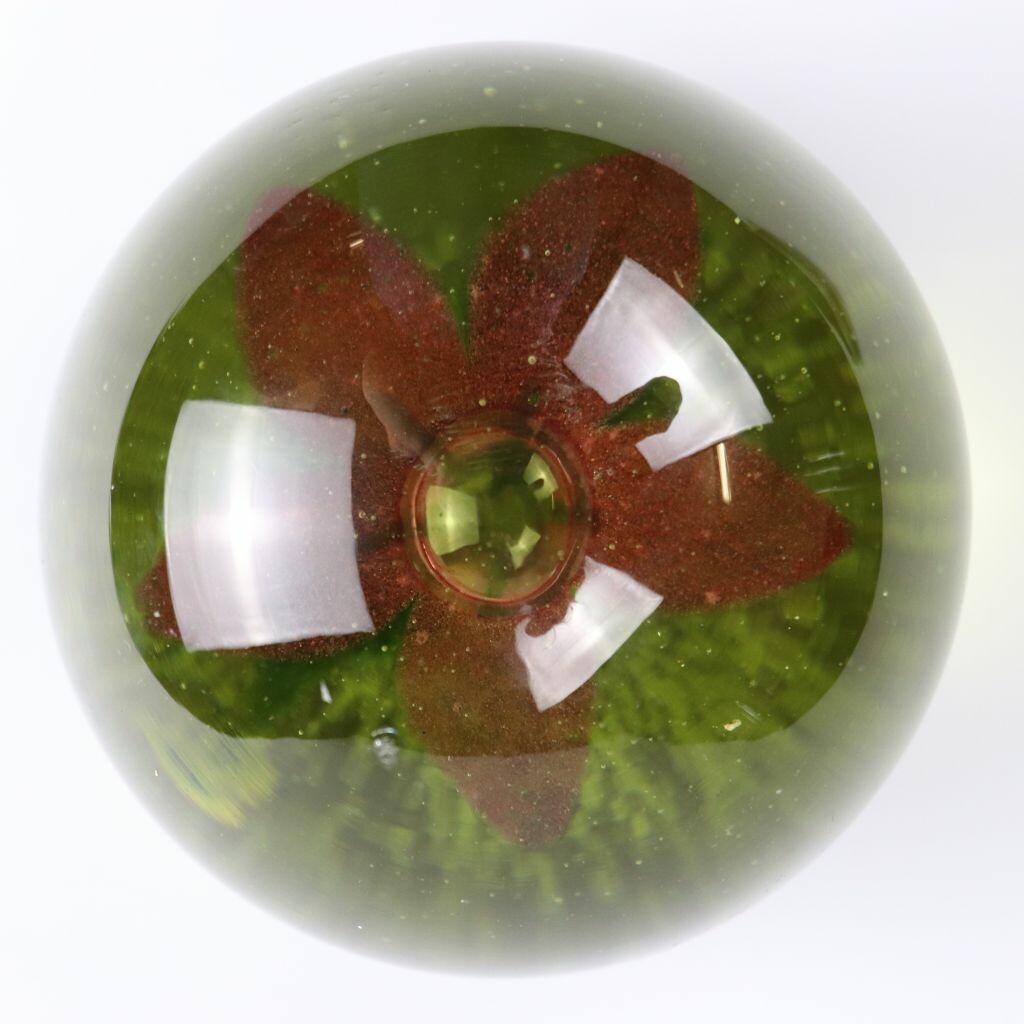 Glaskugel mit roter Blume und grüner Atmosphäre (Kreismuseum Zons CC BY-NC-SA)