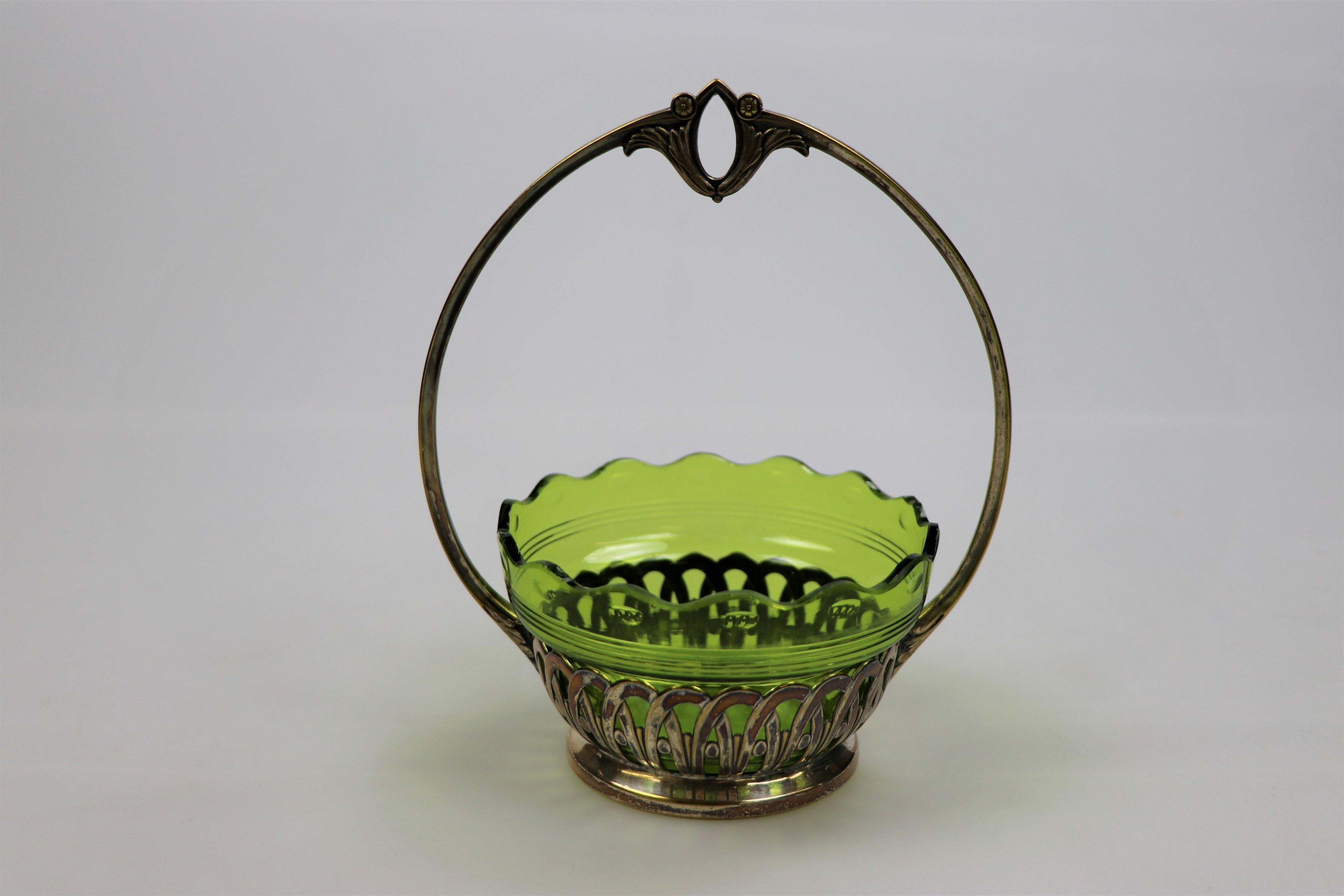 Henkelkörbchen mit grünem Glaseinsatz, WMF EP 1/0 0X b (KreisMuseum Zons CC BY-NC-SA)