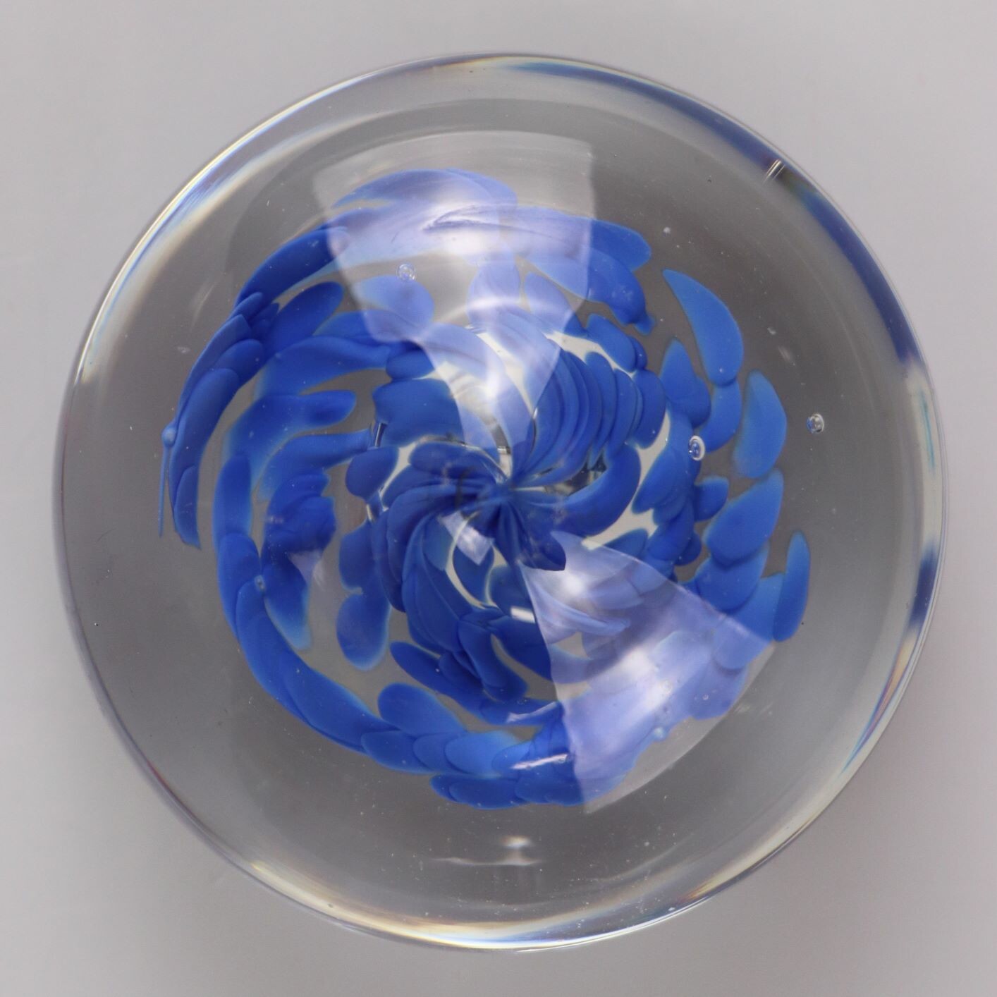 Glaskugel mit blauem Wirbel (Kreismuseum Zons CC BY-NC-SA)