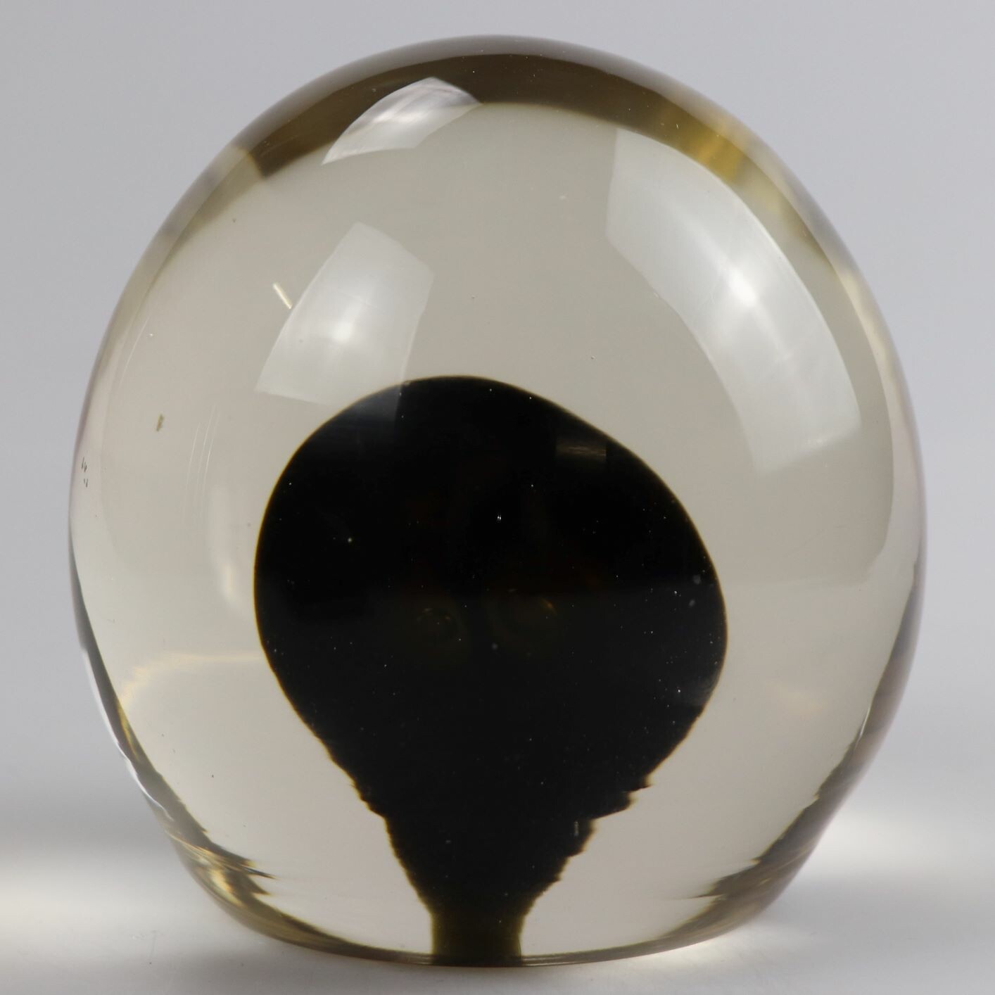 Glaskugel mit einem großen schwarzen Farbballen (Kreismuseum Zons CC BY-NC-SA)