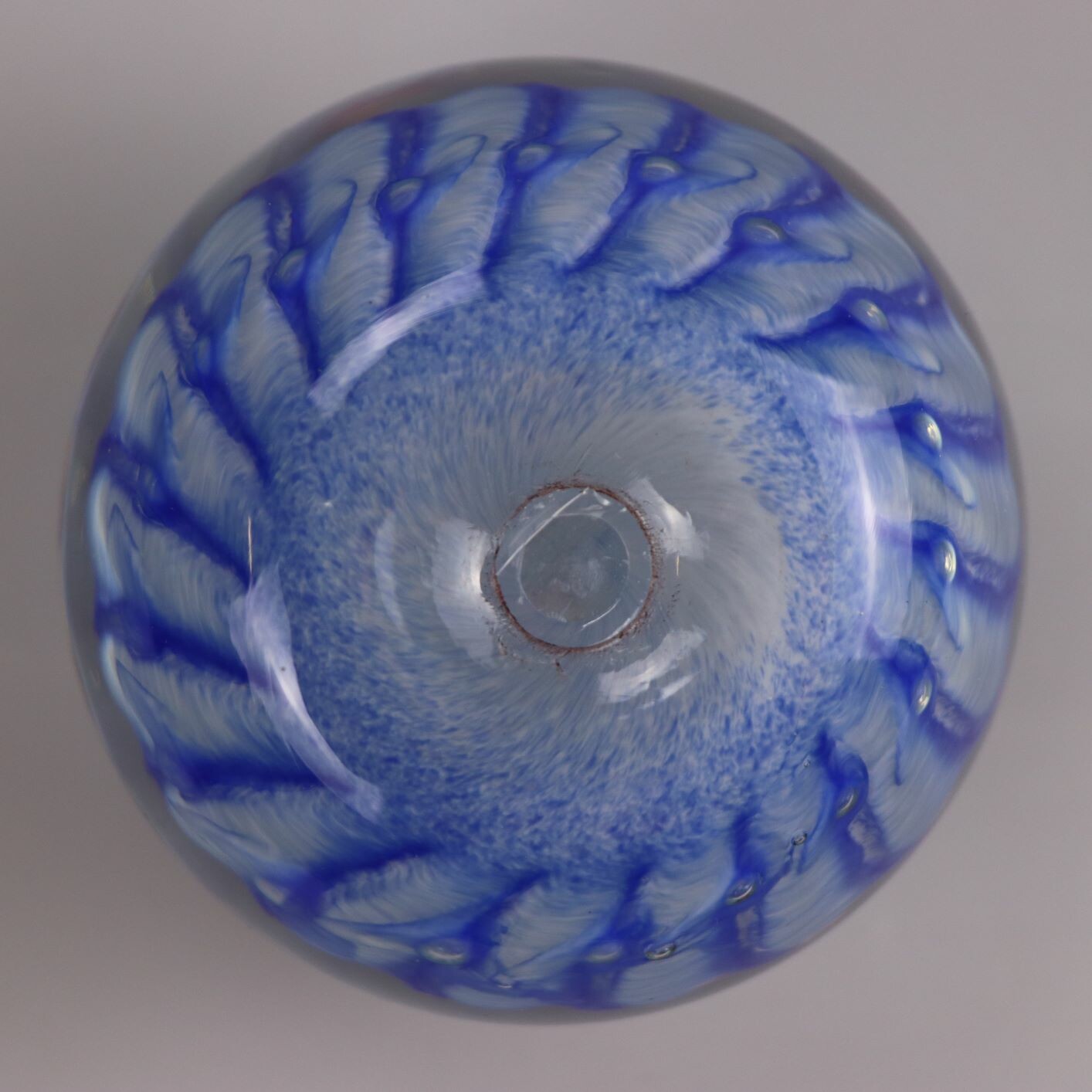 Glaskugel mit blauem Wassermelonen-Muster (Kreismuseum Zons CC BY-NC-SA)