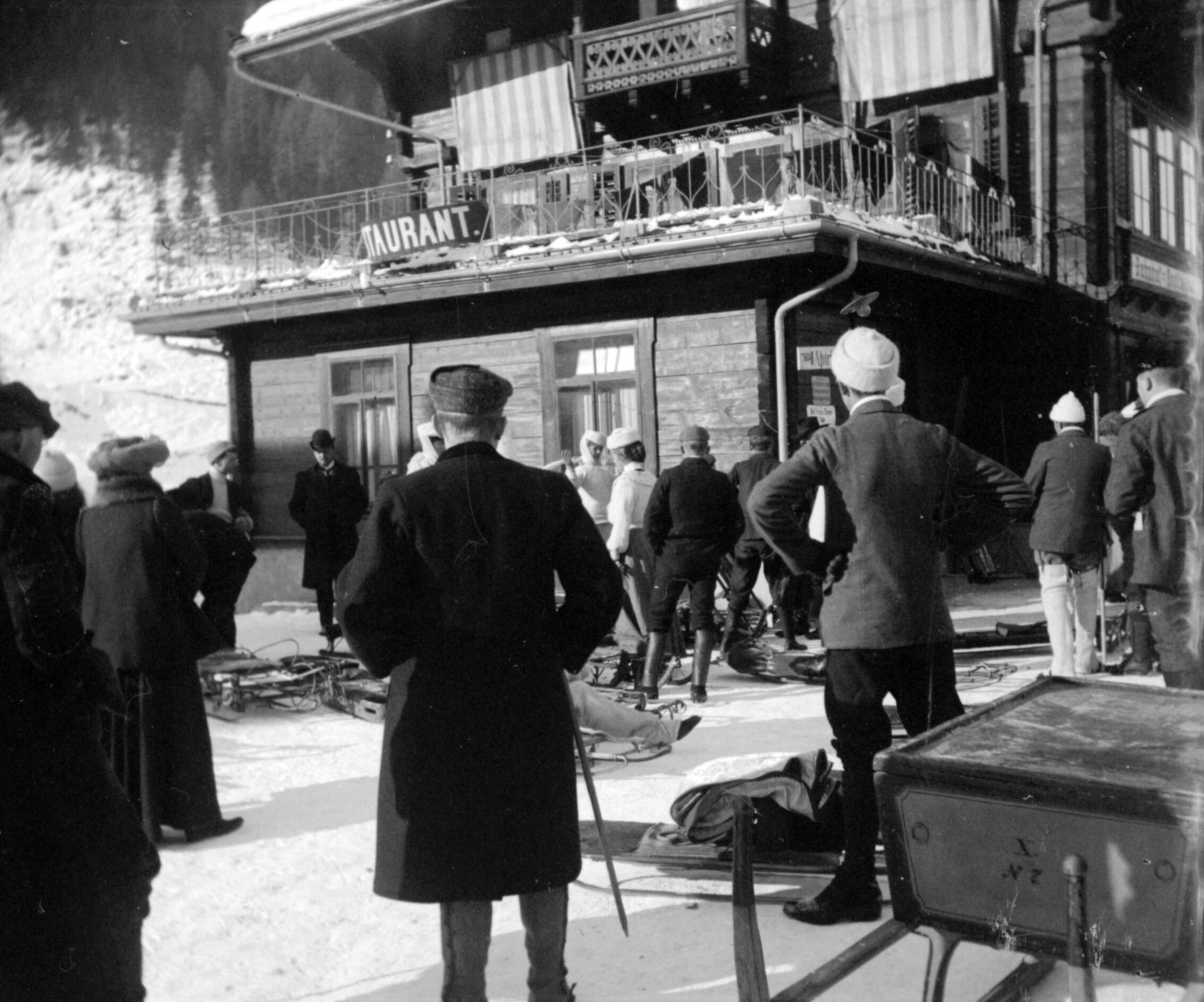 Wintersportler am Bahnhof Klosters Platz (07.01.1905), 87544 sn R (DRM CC BY-NC-SA)