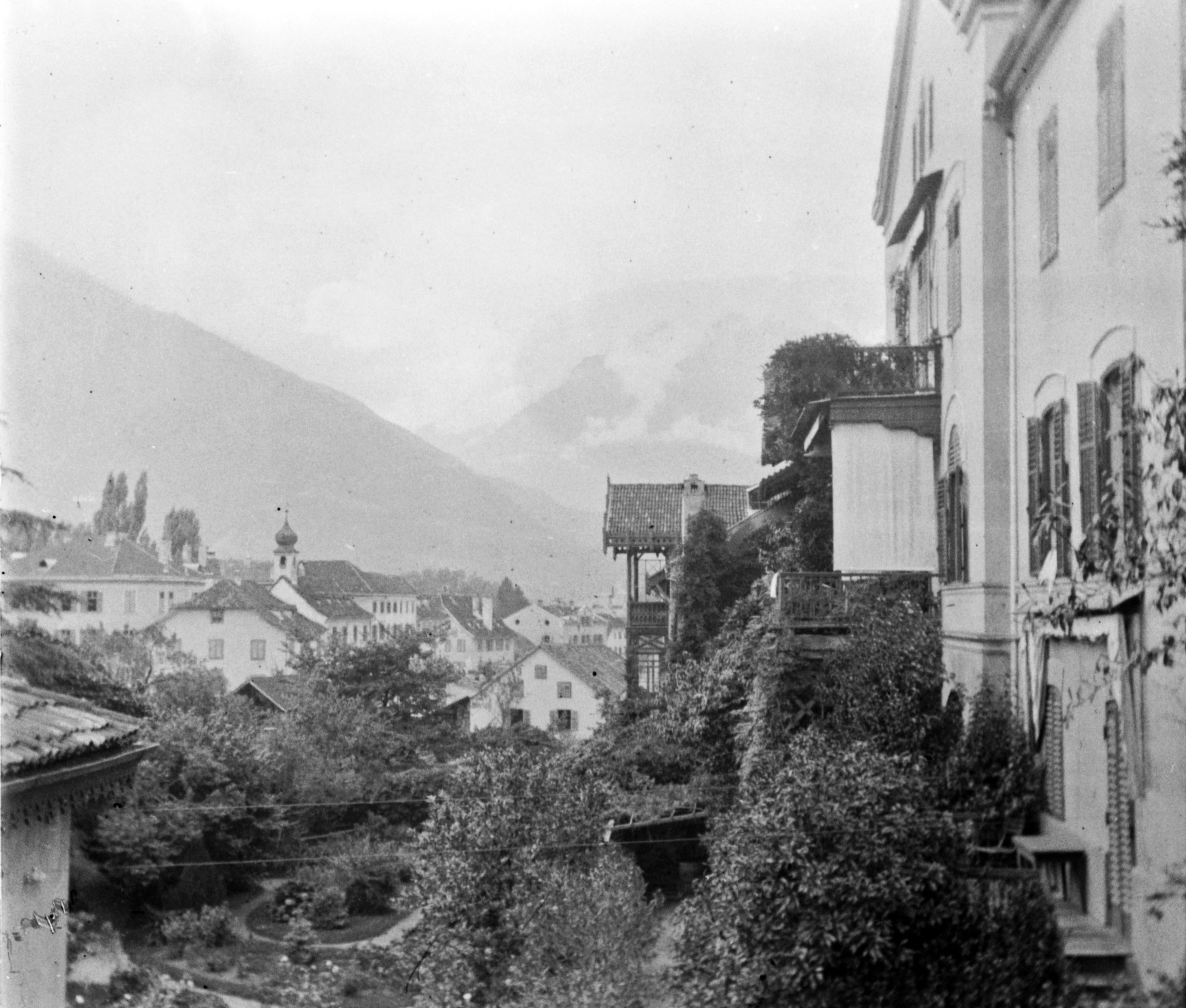 Aussicht von der Terrasse des Hotels Hassfurther in Meran (September 1901), 87111 sn L_o (DRM CC BY-NC-SA)
