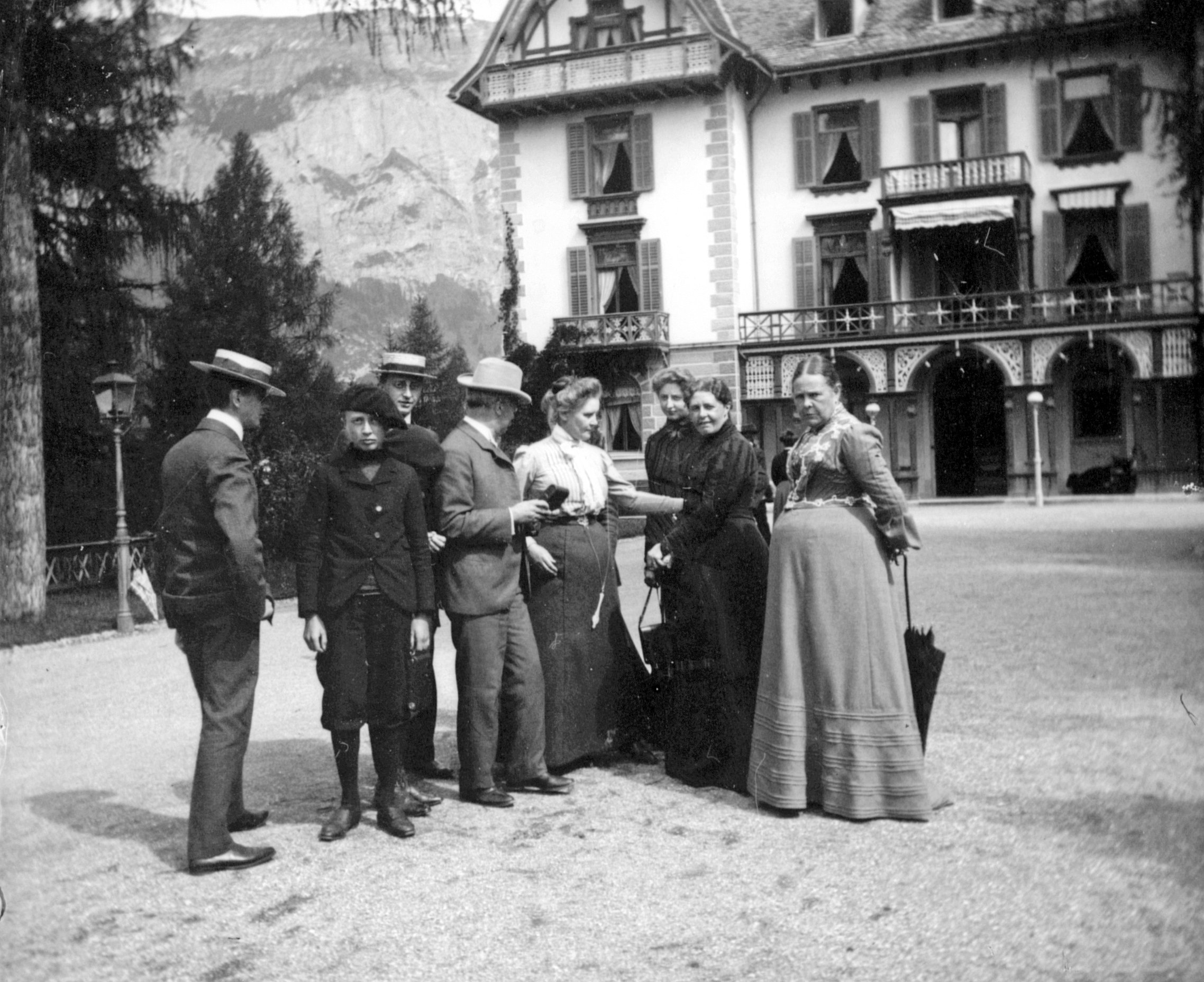 Hotelgäste vor der Villa Silvana in Flims (August 1902), 87219 sn L_o (DRM CC BY-NC-SA)