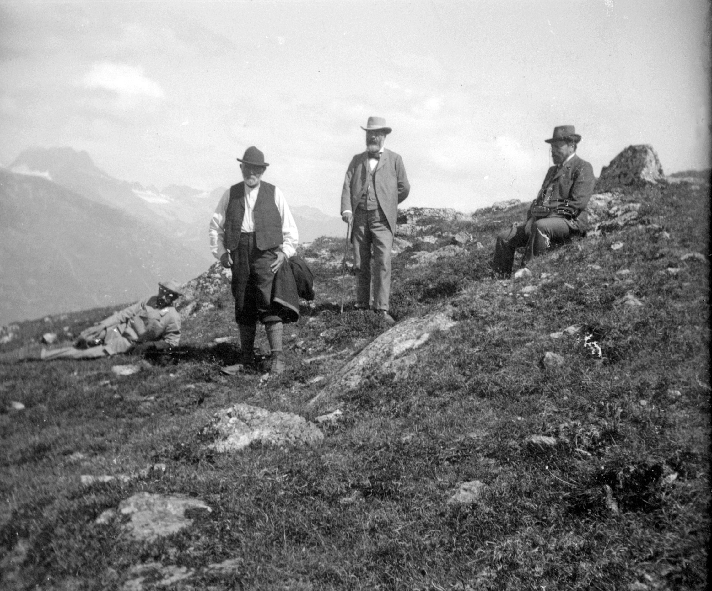 Wandergruppe auf dem Berg Muottas Muragl (Sommer 1901), 87075 sn R_o (DRM CC BY-NC-SA)
