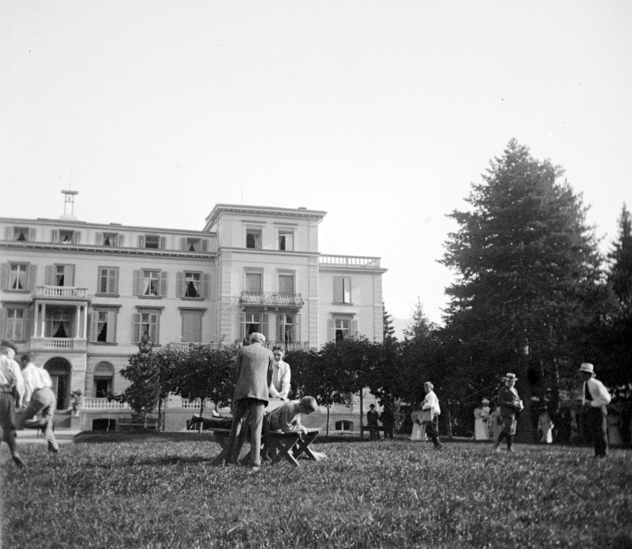 Spiele im Freien beim Hotel Waldhaus Flims (August 1902), 87225 sn L_o (DRM CC BY-NC-SA)