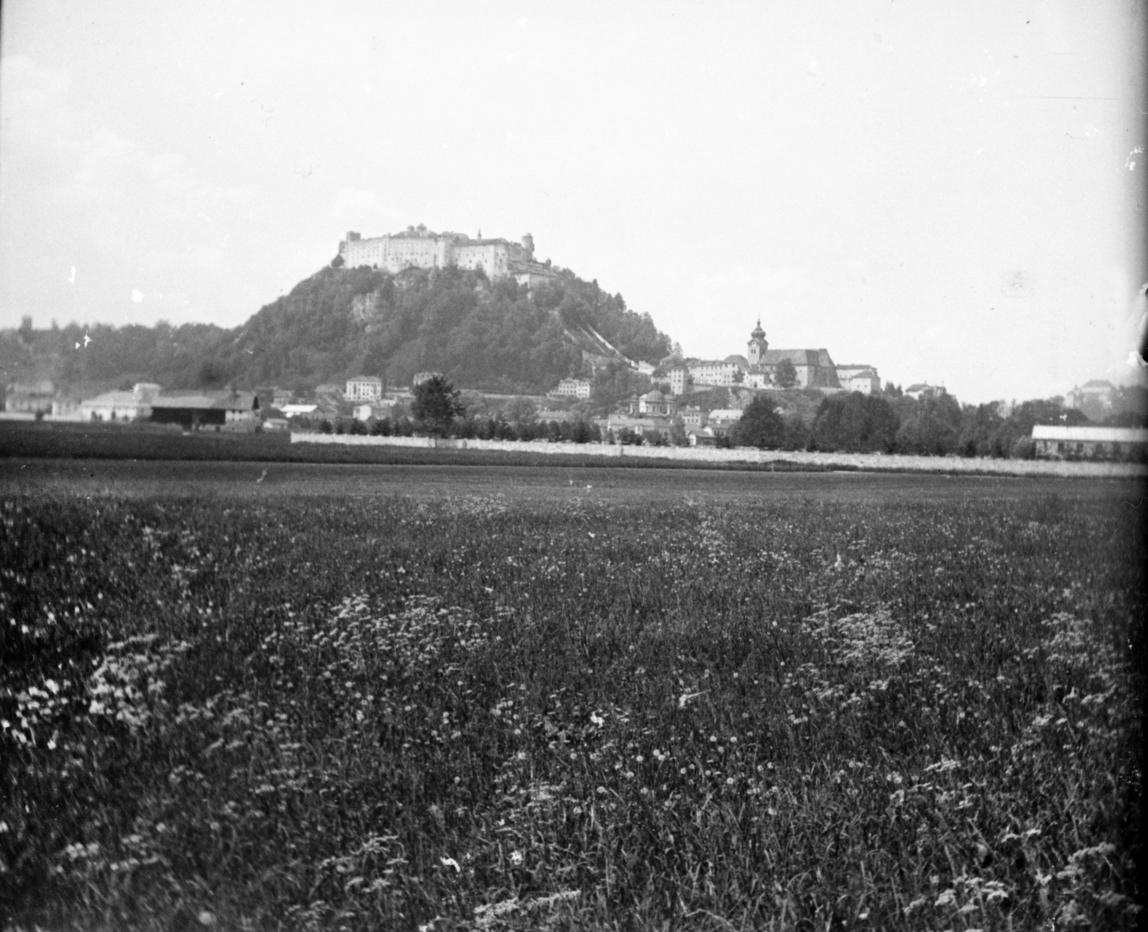 Festung Hohensalzburg und Stift Nonnberg in Salzburg (Pfingsten 1901), 87041 R_o (DRM CC BY-NC-SA)