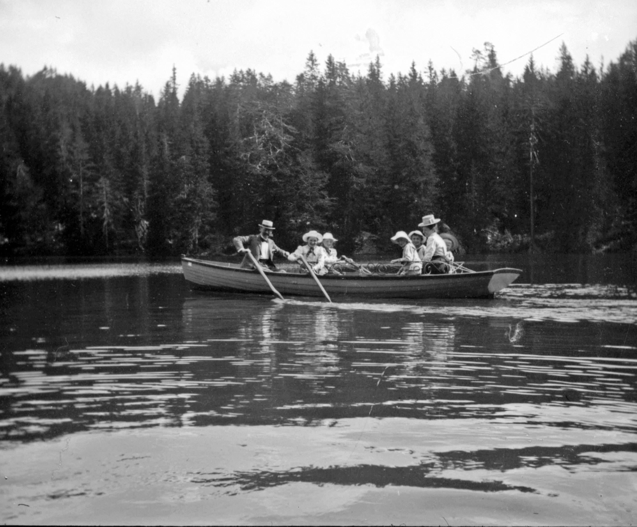 Familie Hofmeier auf dem Caumasee in Flims (Sommer 1901), 87059 sn R_o (DRM CC BY-NC-SA)