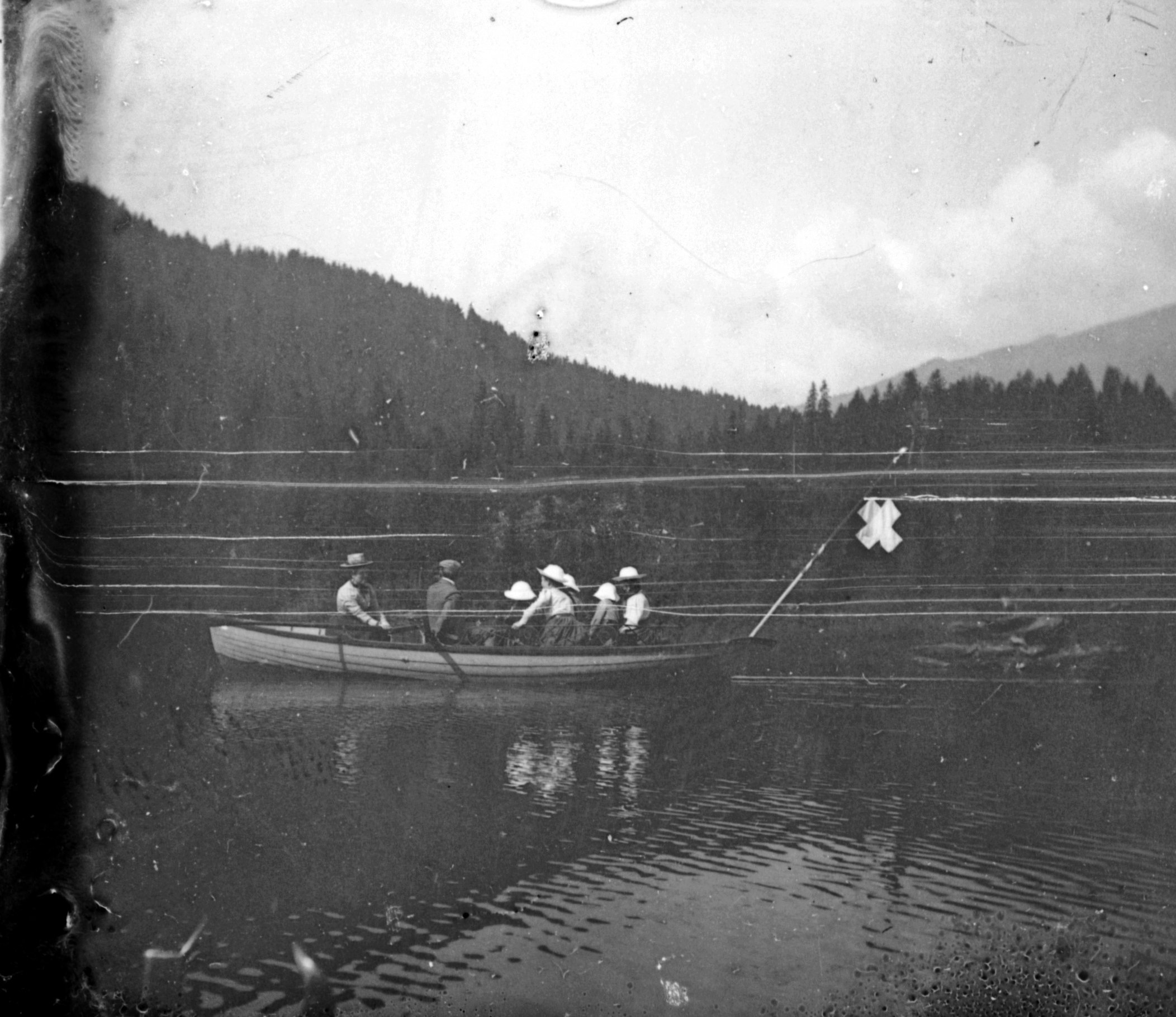 Familie Hofmeier auf dem Caumasee in Flims (Sommer 1901), 87060 sn L_o (DRM CC BY-NC-SA)