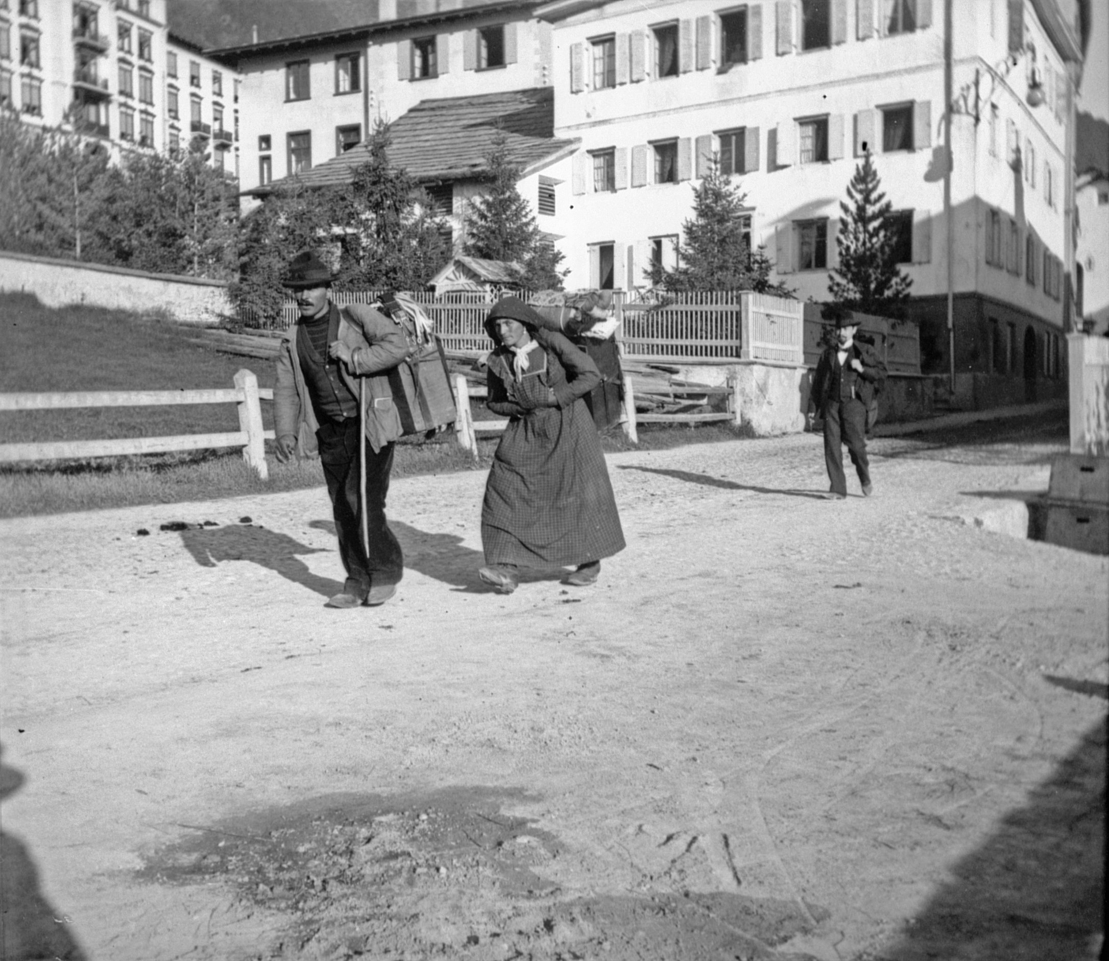 Hausierer auf der Via Maistra in Pontresina (Sommer 1901), 87074 sn L_o (DRM CC BY-NC-SA)