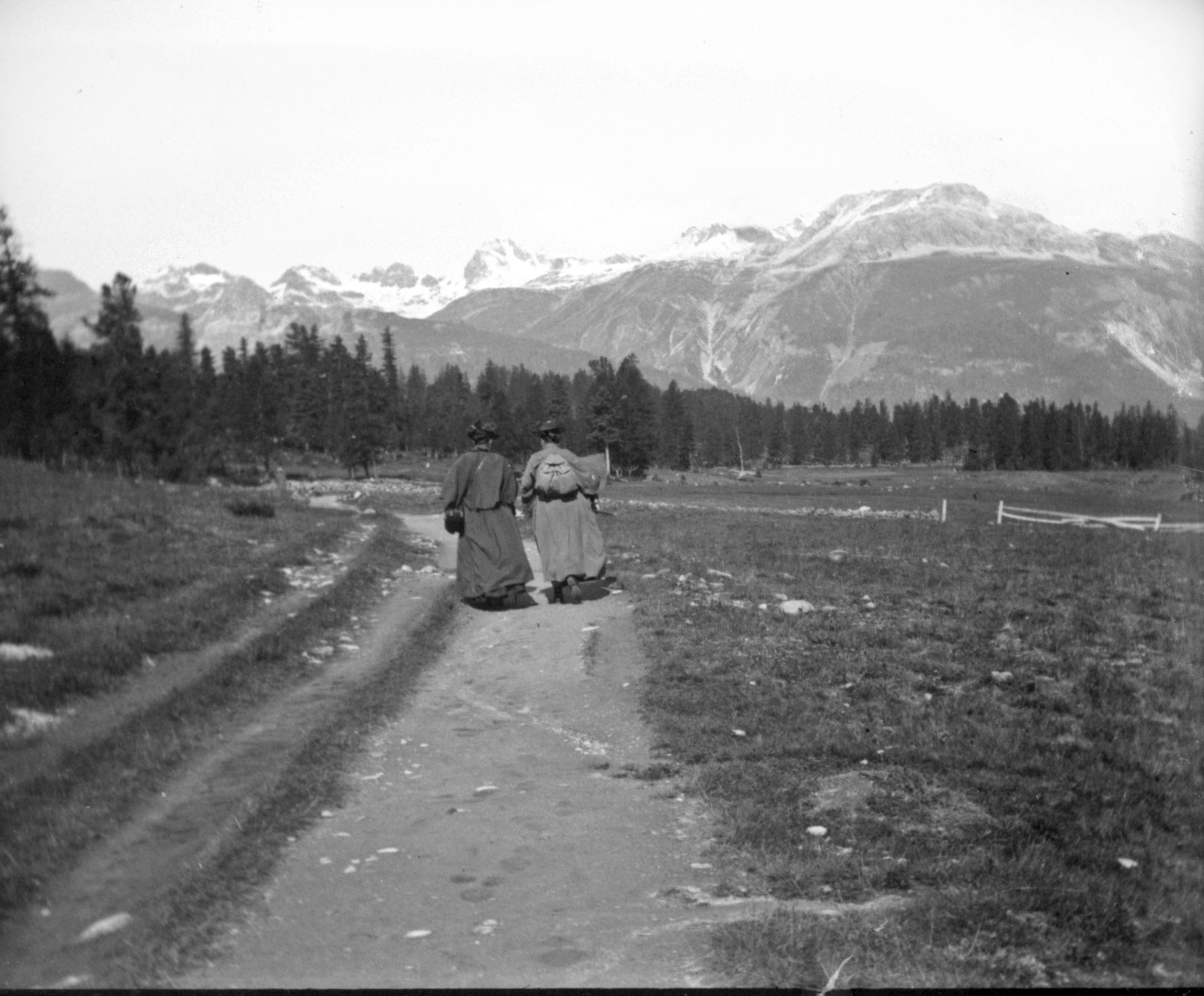 Zwei Frauen auf dem Wanderweg von Pontresina nach St. Moritz (Sommer 1901), 87078 sn R_o (DRM CC BY-NC-SA)
