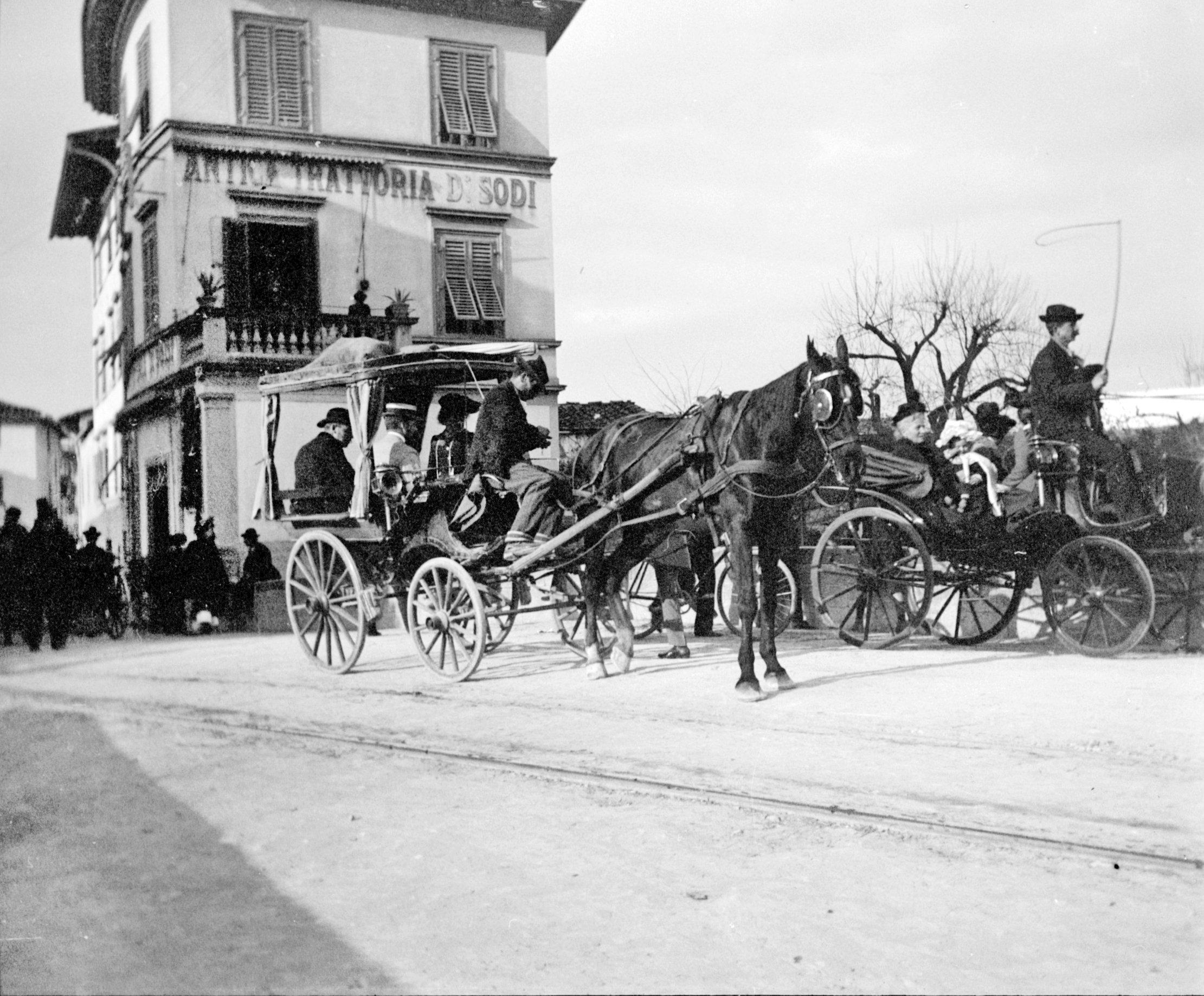 Postkutsche vor der Trattoria di Sodi in Galluzzo (März/April 1902), 87183 sn R_o (DRM CC BY-NC-SA)