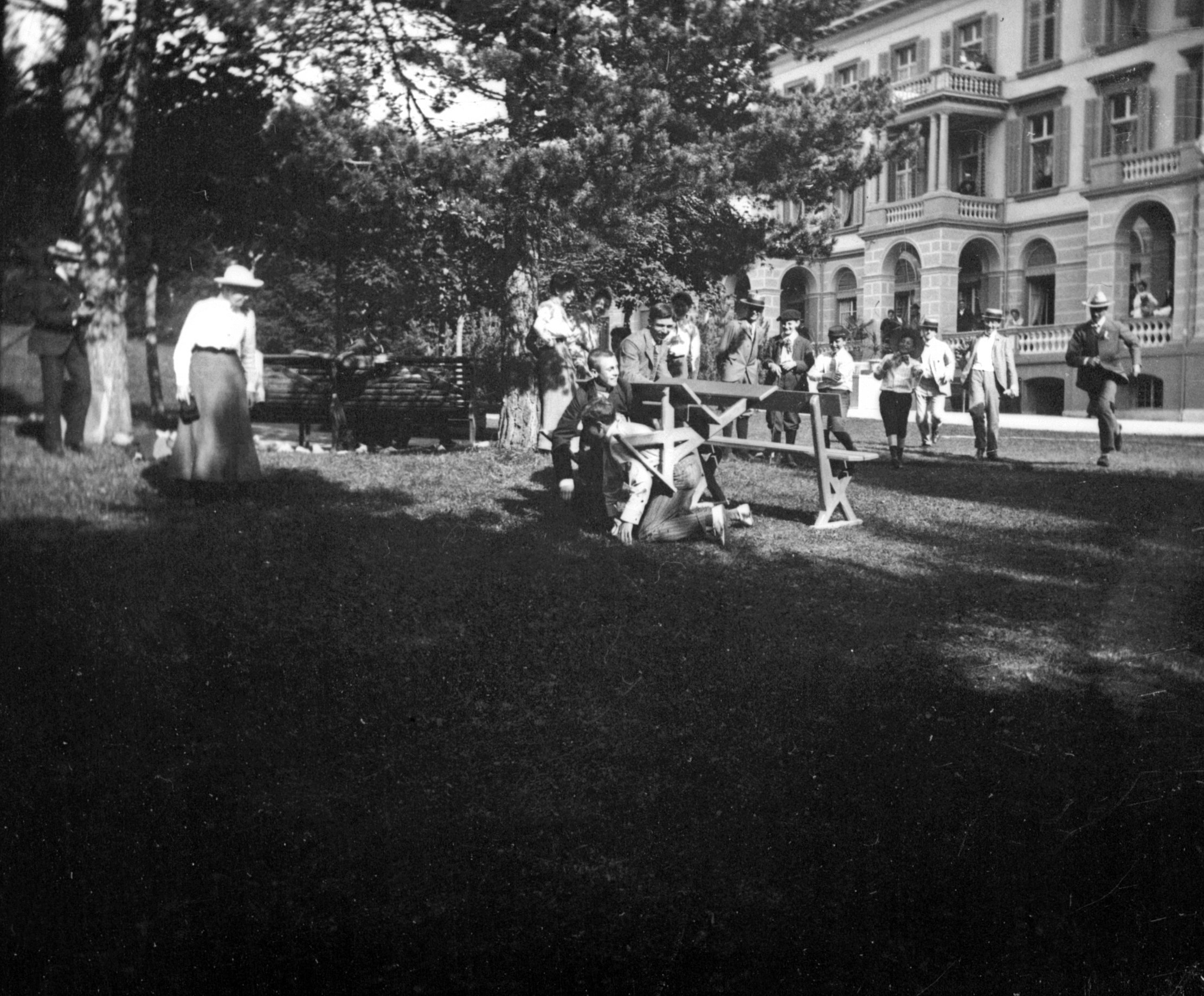 Spiele im Freien beim Hotel Waldhaus Flims (August 1902), 87224 sn R_o (DRM CC BY-NC-SA)