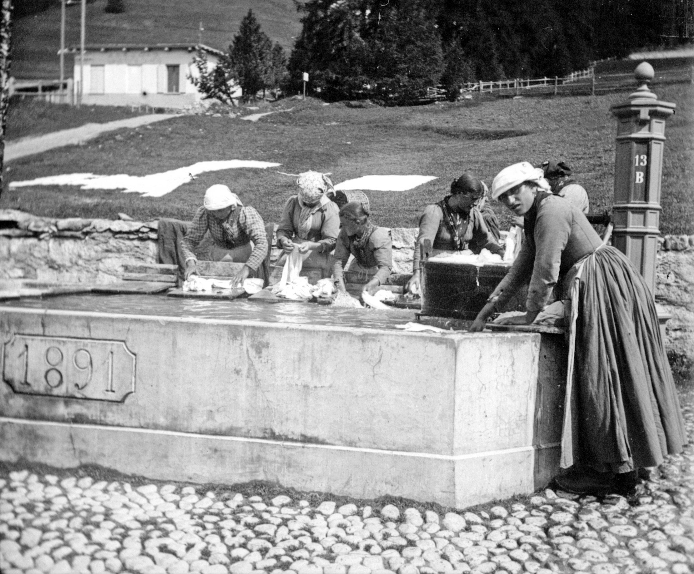Waschbrunnen neben der Reformierten Kirche in Pontresina (Sommer 1902), 87240 sn R_o (DRM CC BY-NC-SA)