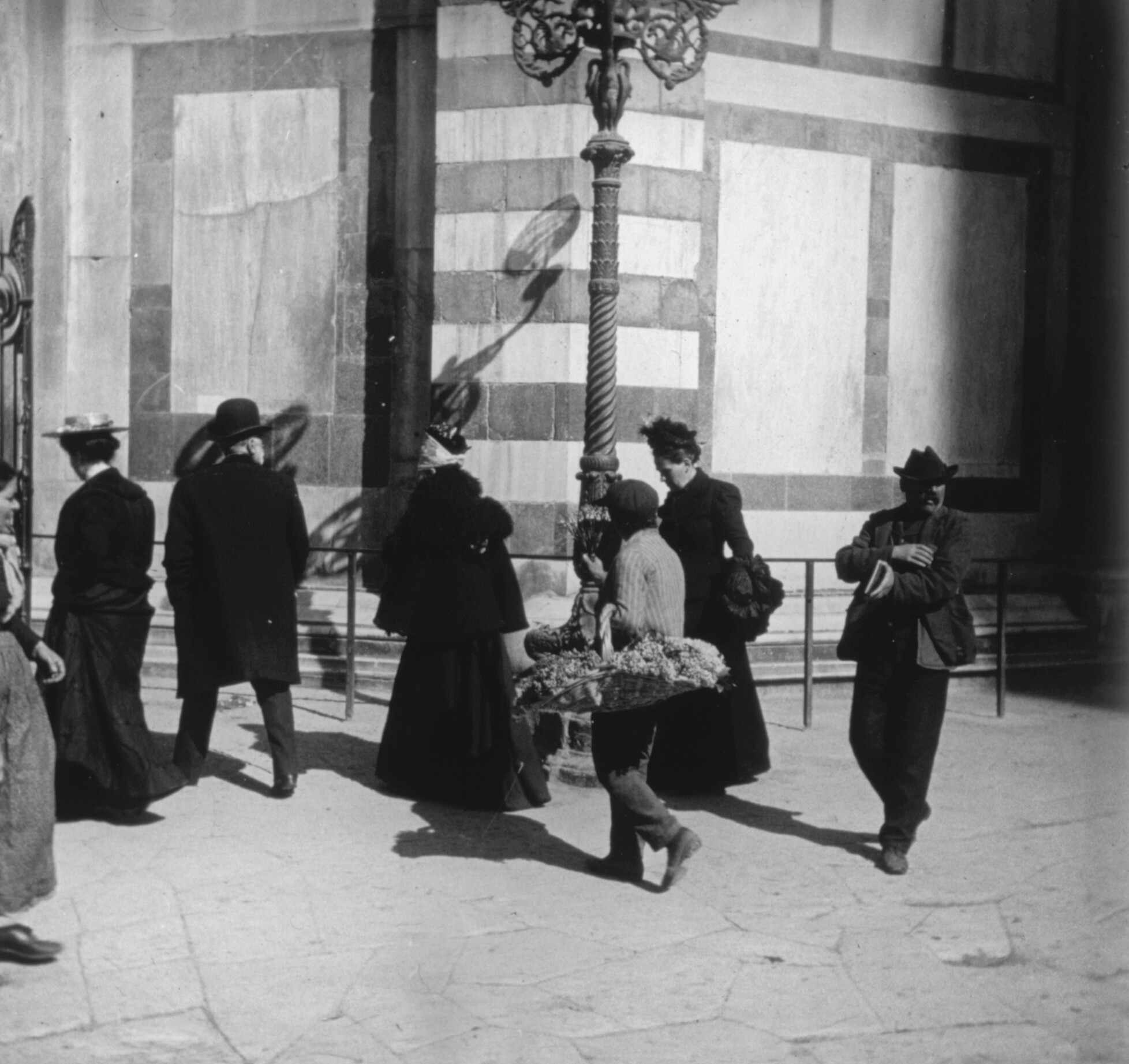 Passanten vor dem Baptisterium in Florenz (März/April 1902), 87146 sd R_o (DRM CC BY-NC-SA)