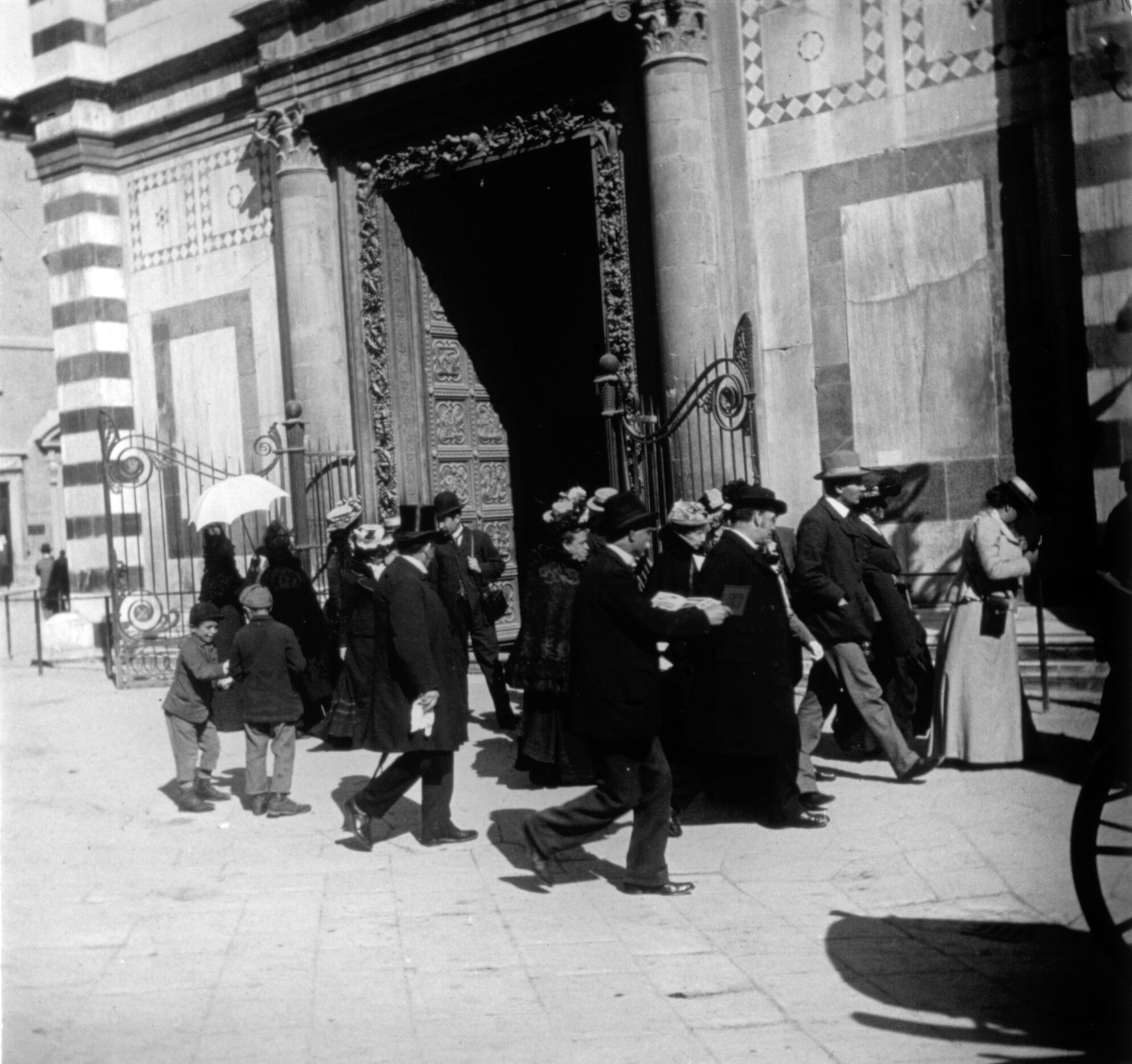 Passanten vor dem Südportal des Baptisteriums in Florenz (März/April 1902), 87147 sd R_o (DRM CC BY-NC-SA)