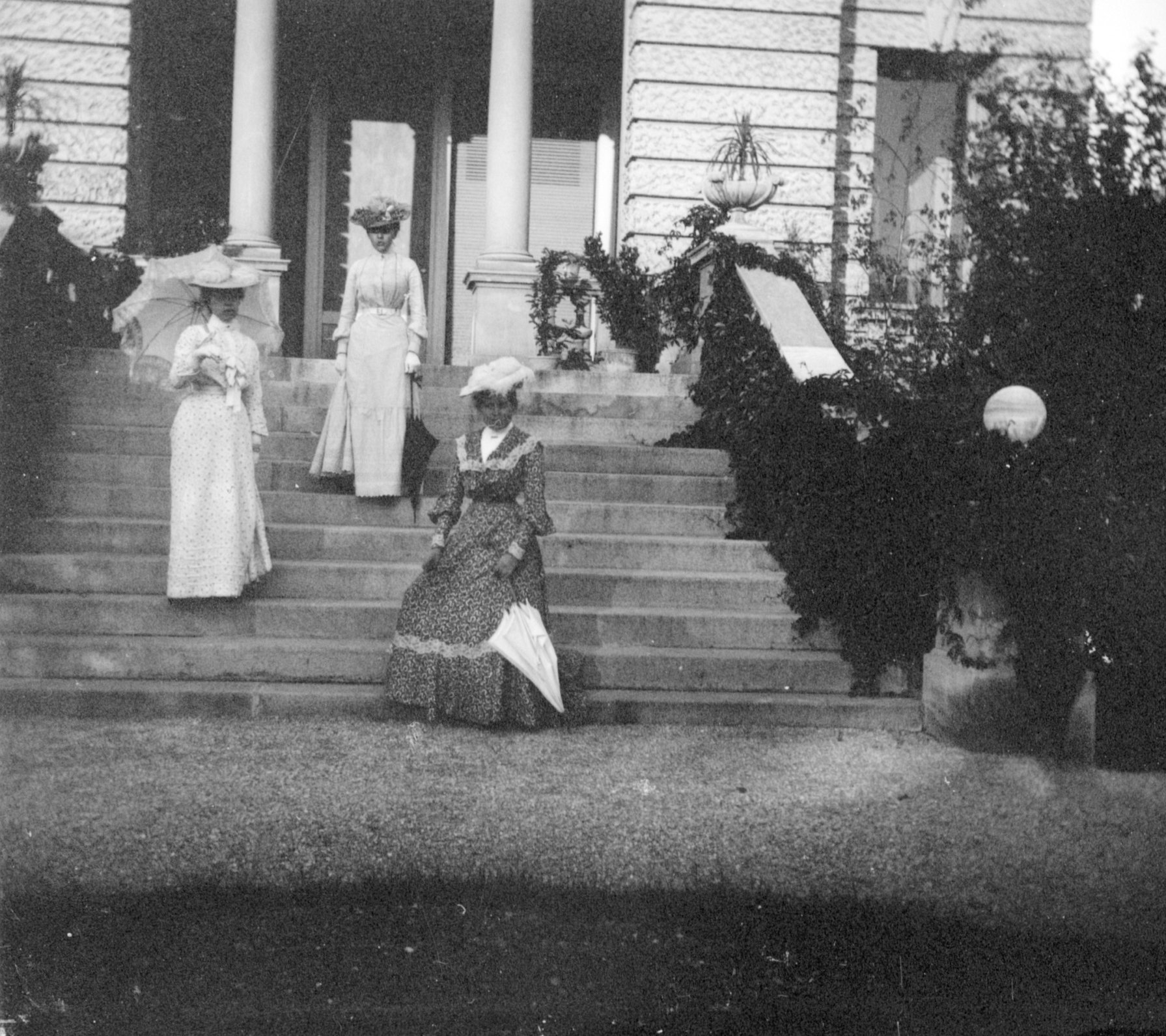 Drei Damen vor der Wohnung in München (Frühjahr 1902), 87199 sn L_o (DRM CC BY-NC-SA)