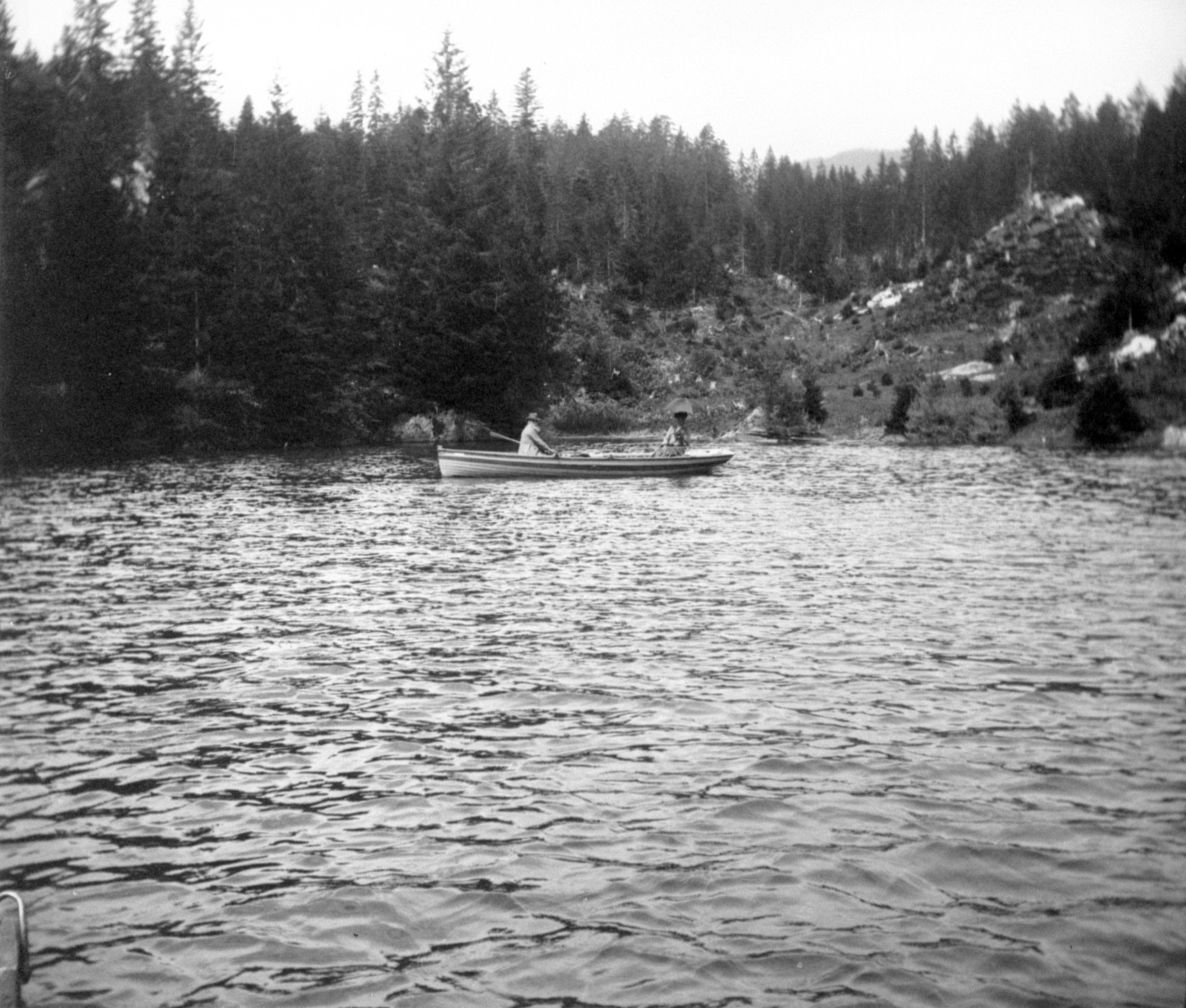 Ruderboot auf dem Caumasee in Flims (August 1902), 87231 sn L_o (DRM CC BY-NC-SA)