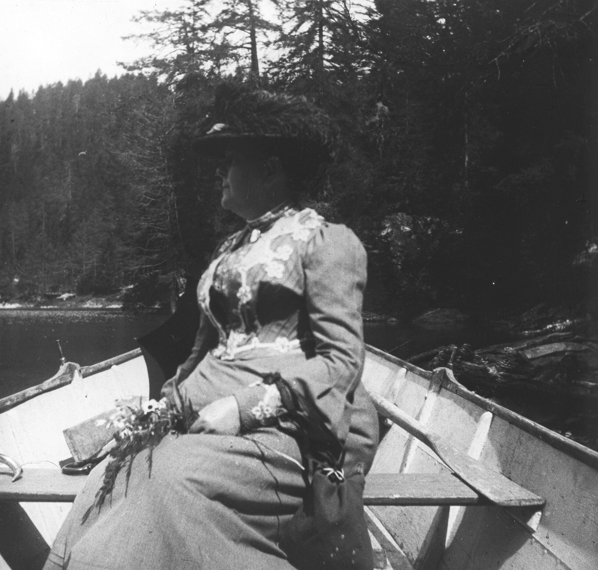 Bertha Röntgen im Ruderboot auf dem Caumasee in Flims (August 1903), 87377 sd R (DRM CC BY-NC-SA)